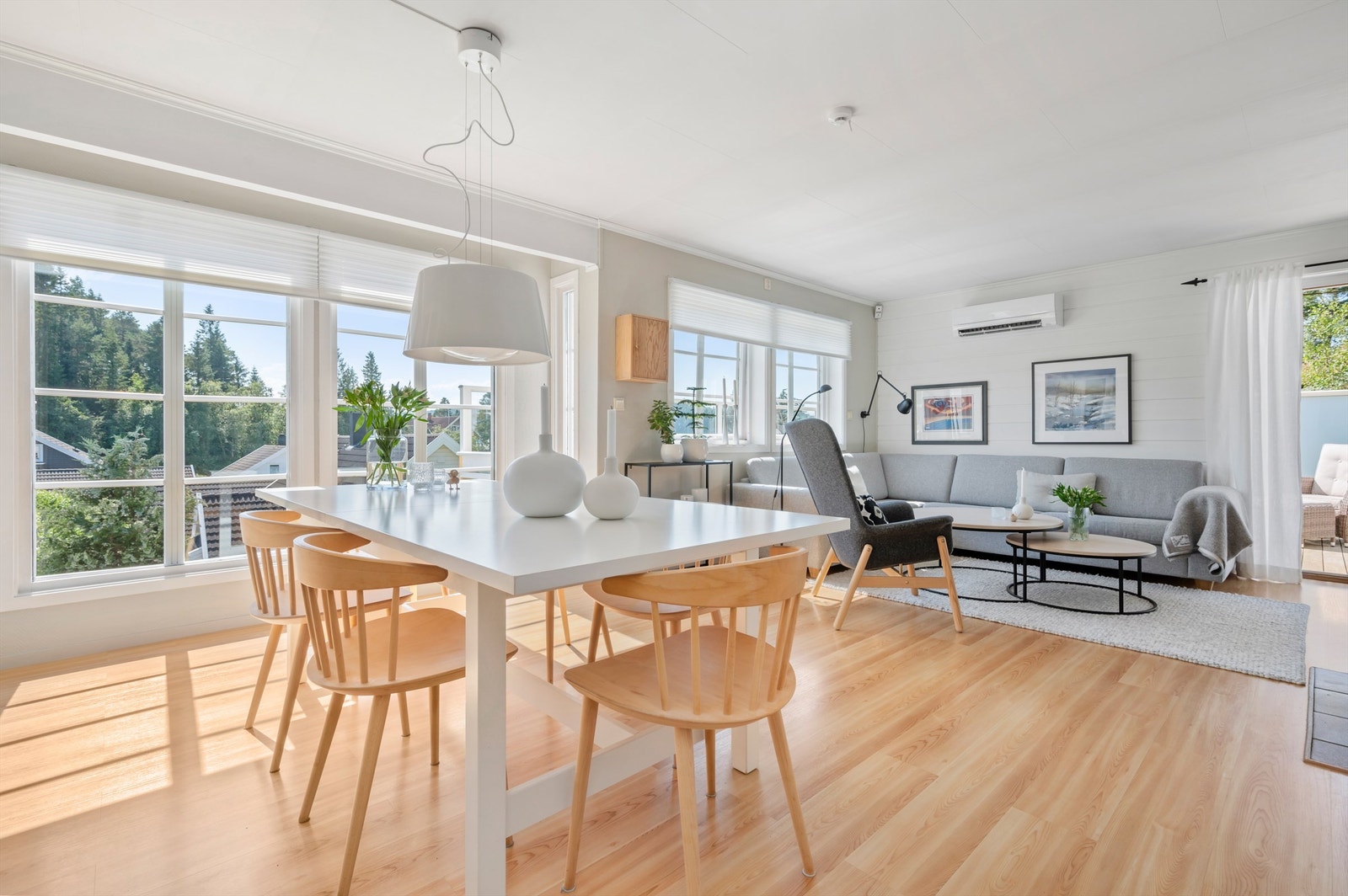 Her har man god plass til å samle familie og venner til hyggelige sammenkomster. Galleribilde