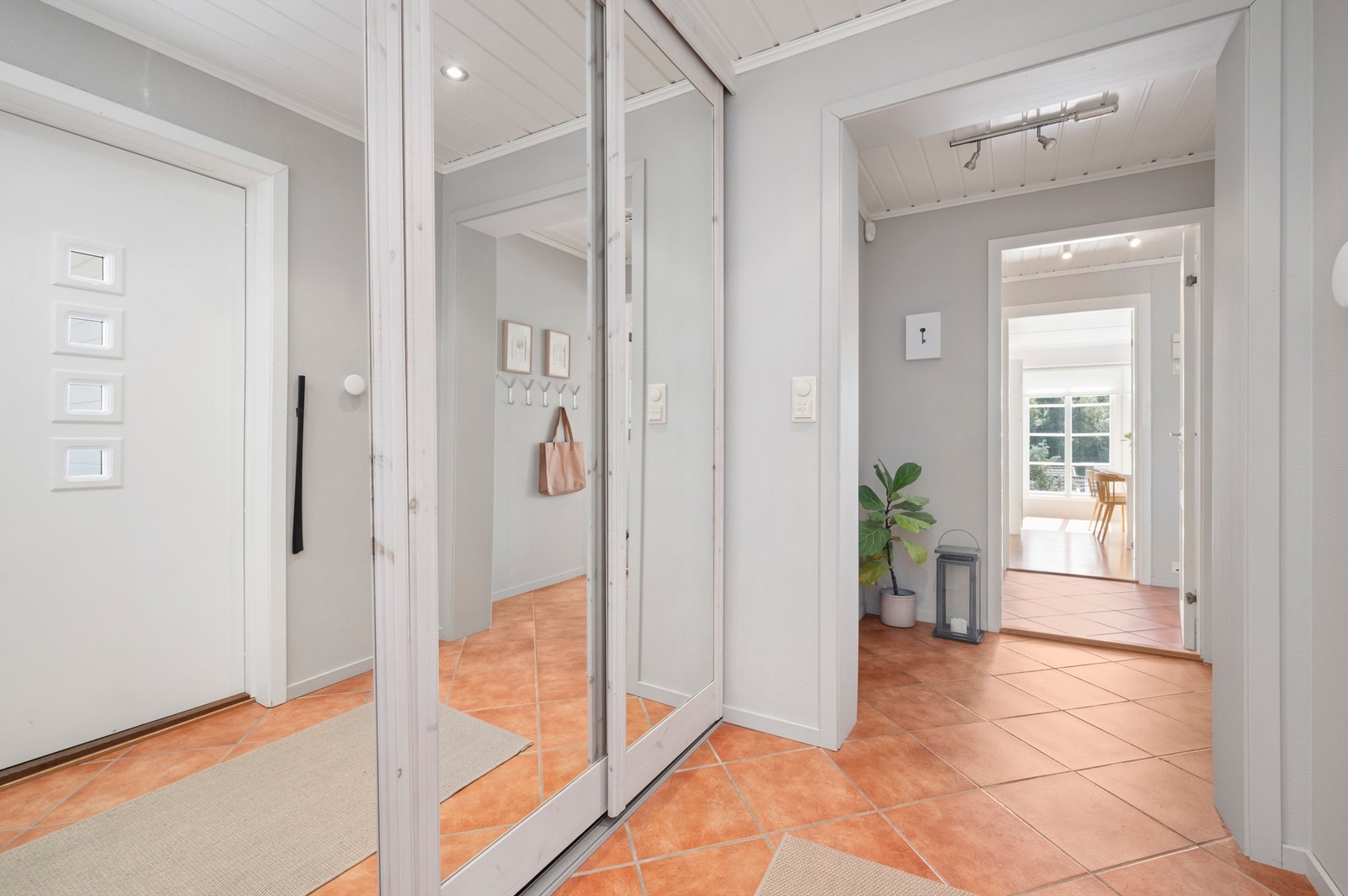 Velkommen inn! Romslig entré med god plass til oppbevaring av yttertøy og sko. Boligen har også innvendig bodareal på til sammen 17 kvm med ytterligere lagringsmuligheter. Galleribilde