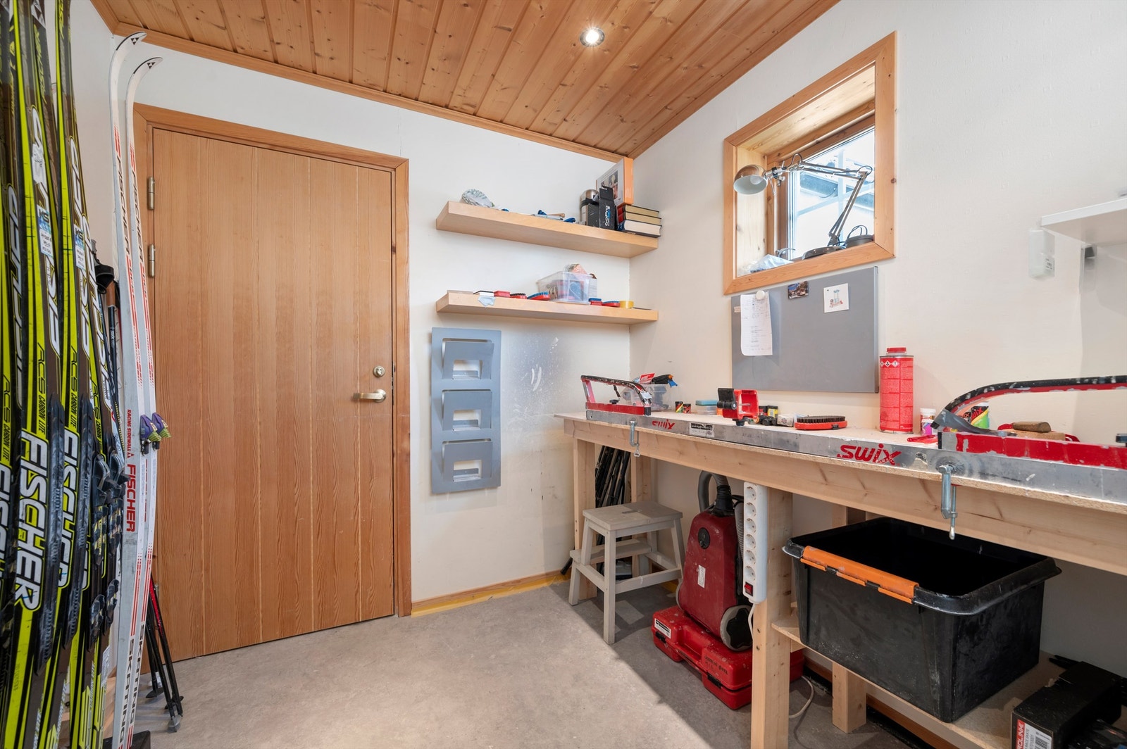 En av boligens tre innvendige boder. Galleribilde