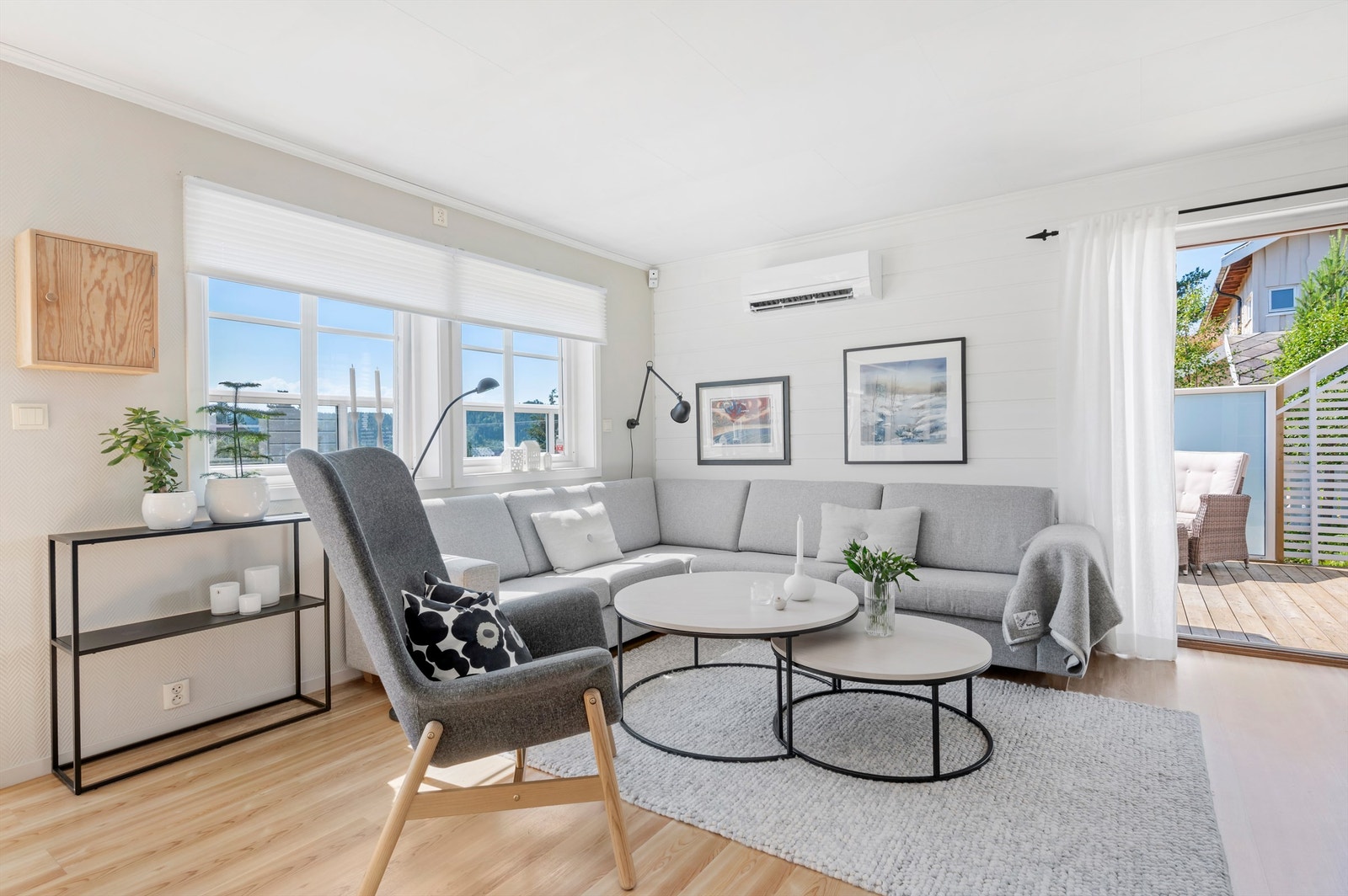 På stuen har man god plass til sofagruppe med tilhørende TV-møblement og spisegruppe. Galleribilde