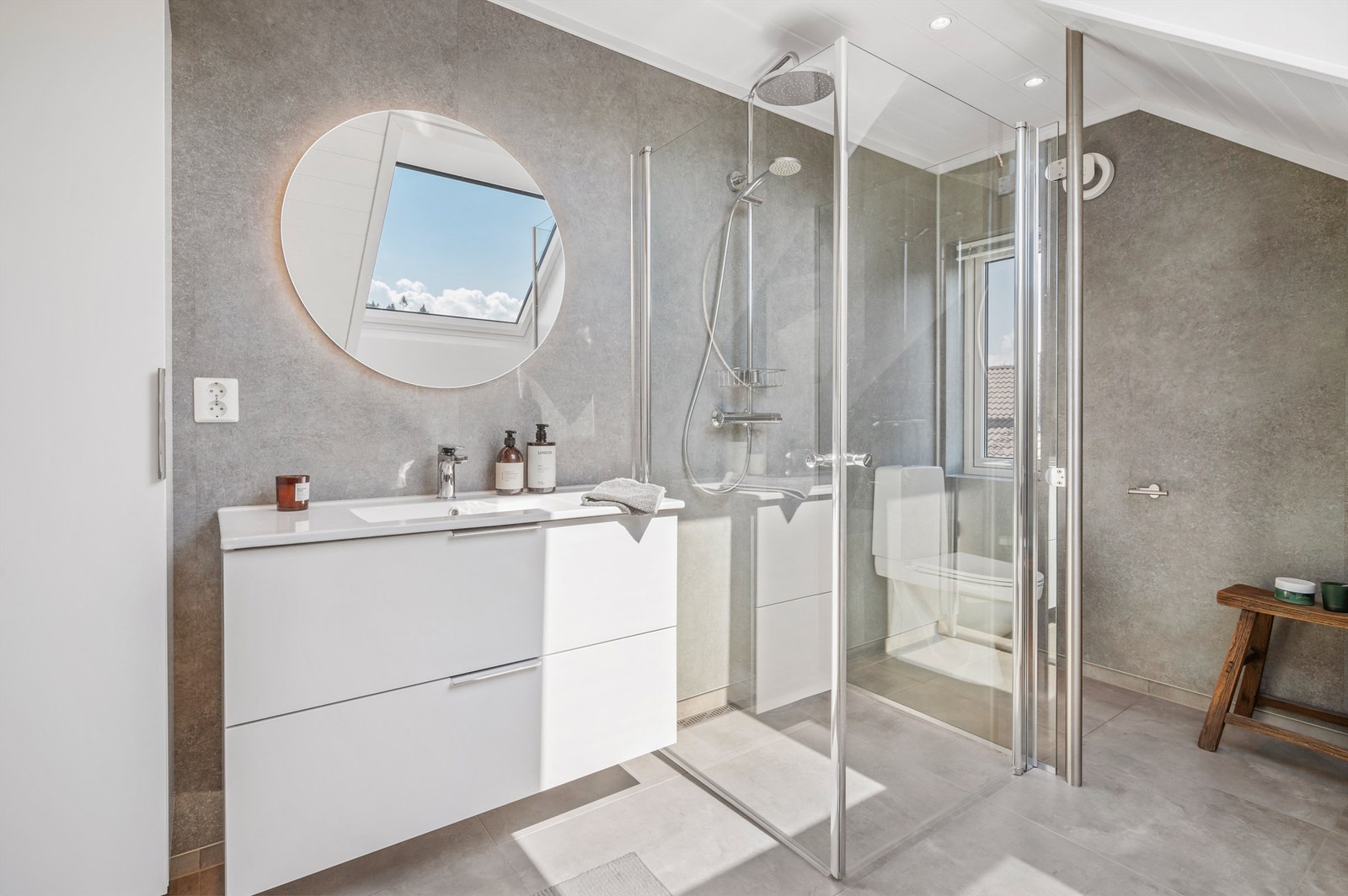 Pent flislagt bad fra 2019 med gulvvarme og downlights i himling. Galleribilde