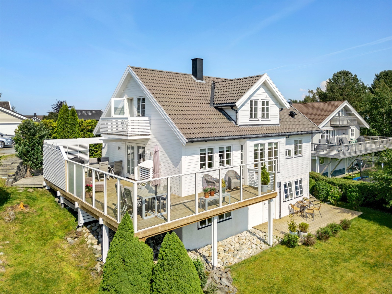 Coop Extra Hommelvik og Rema 1000 Sveberg er de nærmeste dagligvarebutikkene, og ligger rundt 10 minutter unna med bil og ca. 18 minutter til fots. Galleribilde