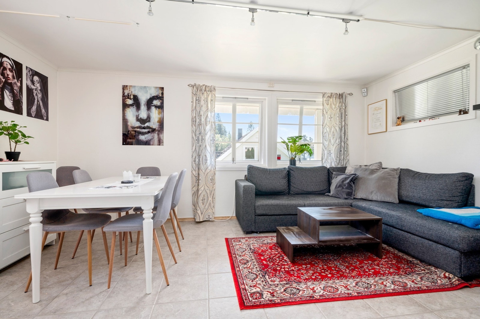 Utleiedelen inneholder stue- og kjøkkendel, entré, soverom, bad og vaskerom. Vaskerommet er opprinnelig byggemeldt som bod, og det er ikke søkt bruksendring. Kjøper overtar alt ansvar, eventuell kostnad og risiko forbundet med dette. Galleribilde