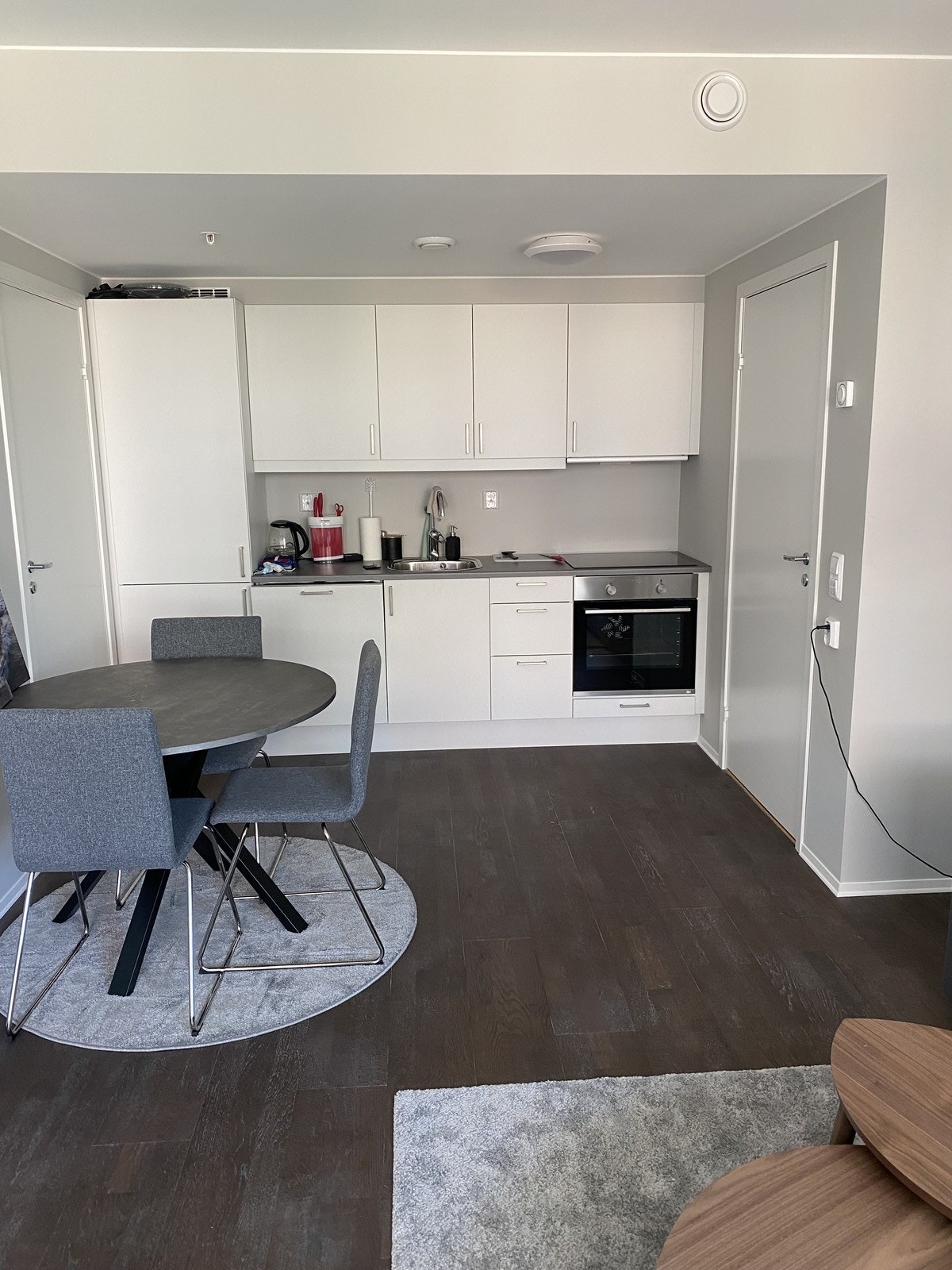 Lyst og pent kjøkken med integrerte hvitevarer Galleribilde