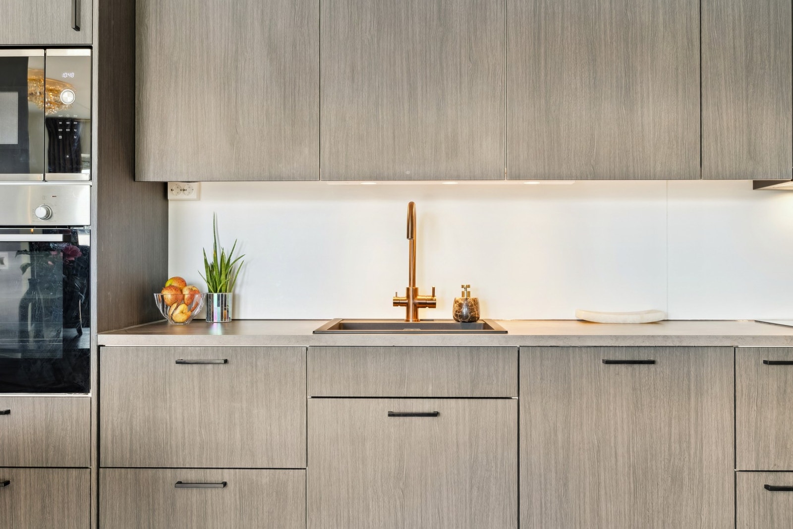 Kjøkkenet er utstyrt med Integrert stekeovn, platetopp, oppvaskmaskin, mikrobølgeovn og kjøleskap. Galleribilde