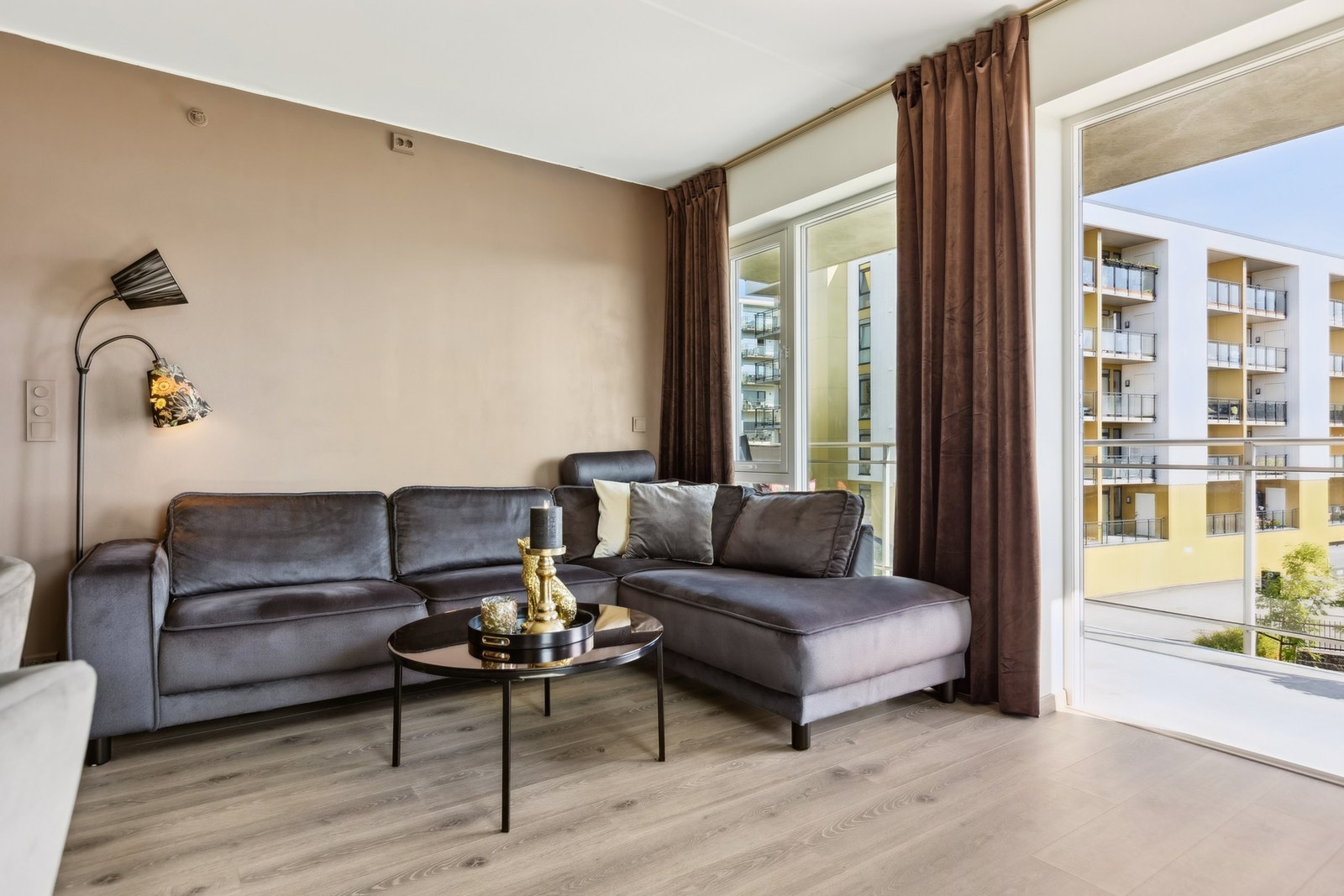 Her kan du enkelt innrede med stor hjørnesofa og tilhørende møblement. Galleribilde