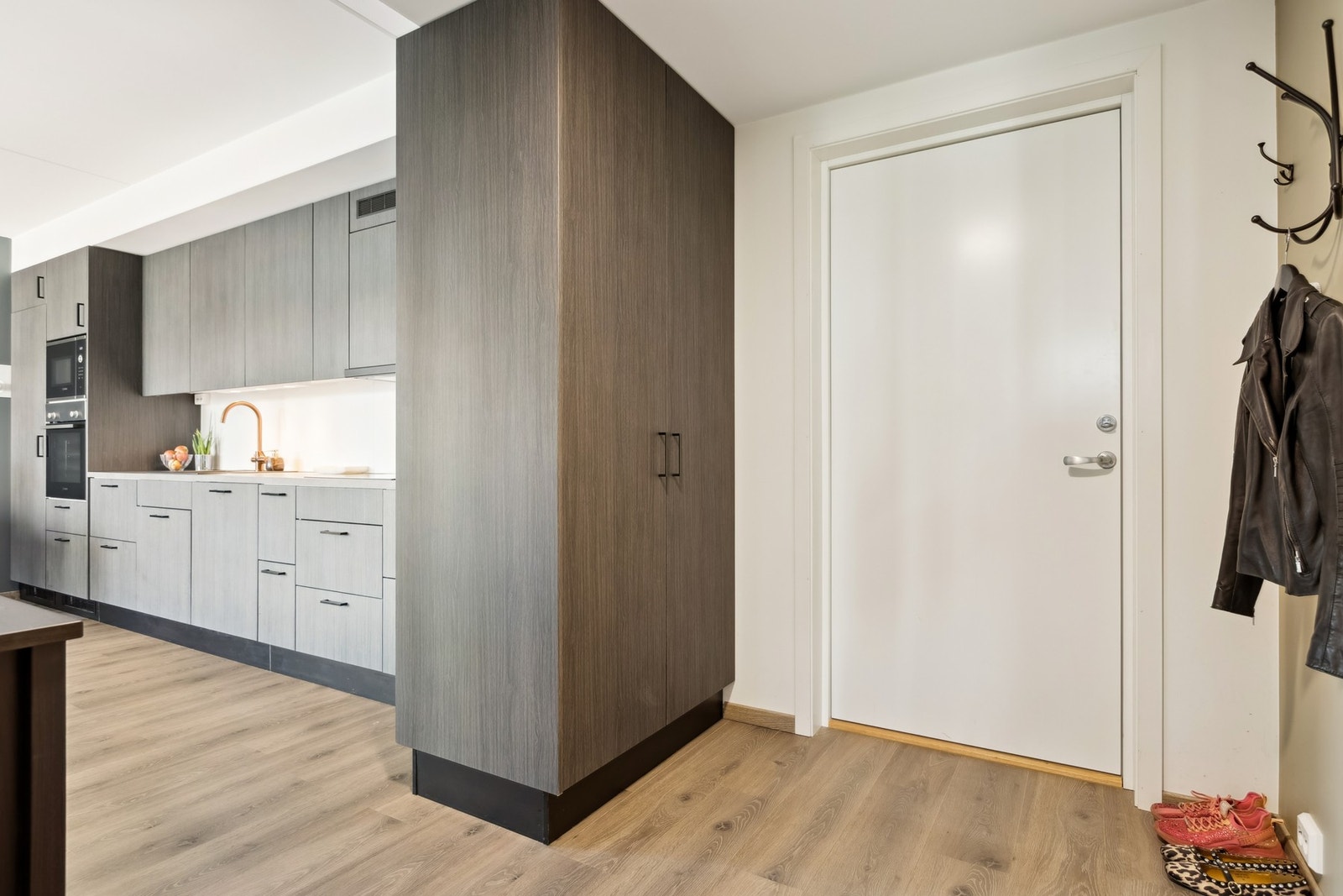 Vi ønsker deg velkommen inn. Her får du en lys og fin entré med gode oppbevaringsmuligheter. Galleribilde