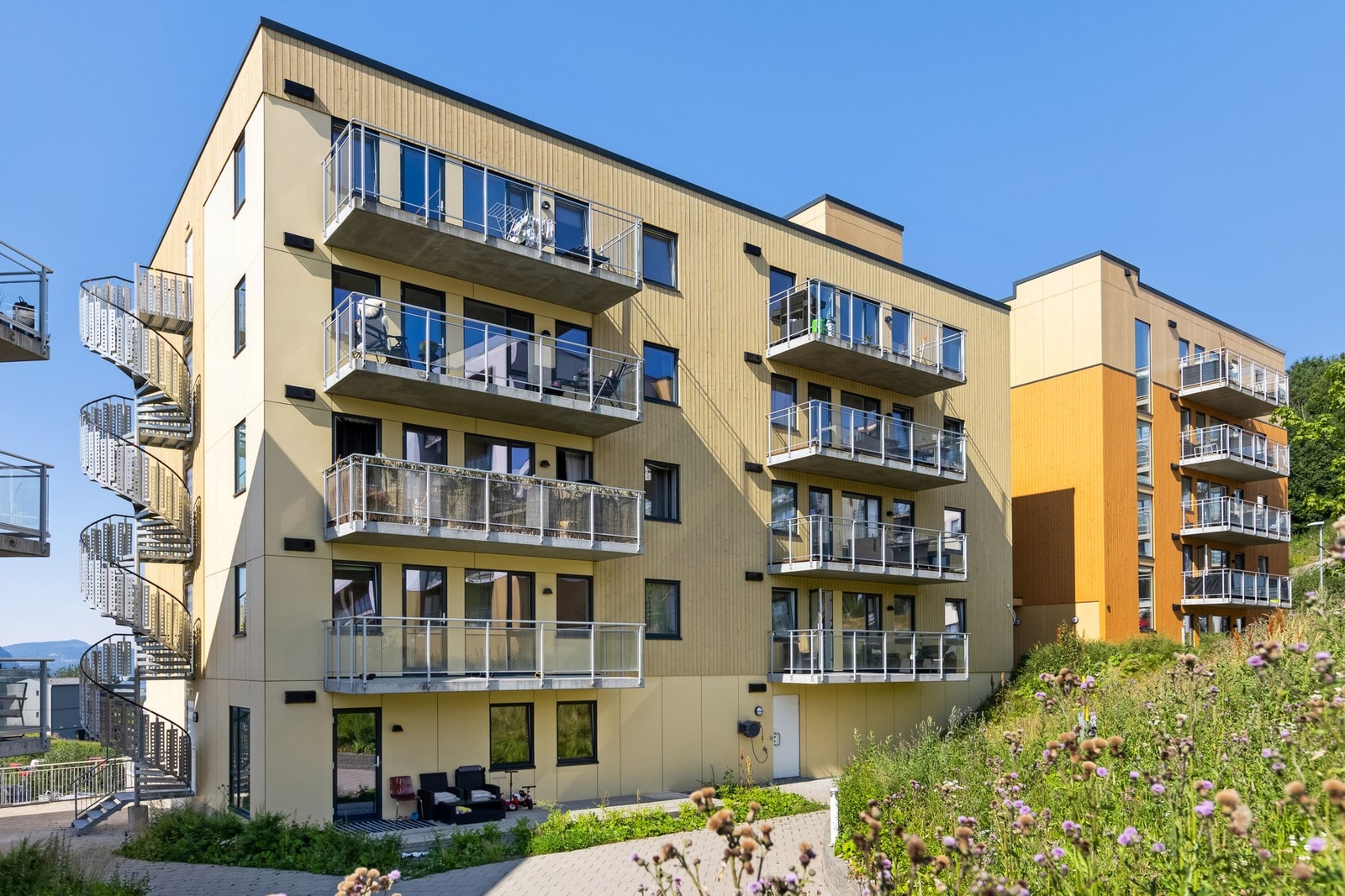 Leiligheten har en attraktiv beliggenhet i 3. etasje, og det er gangavstand til butikker, kollektivtransport og andre fasiliteter. Galleribilde