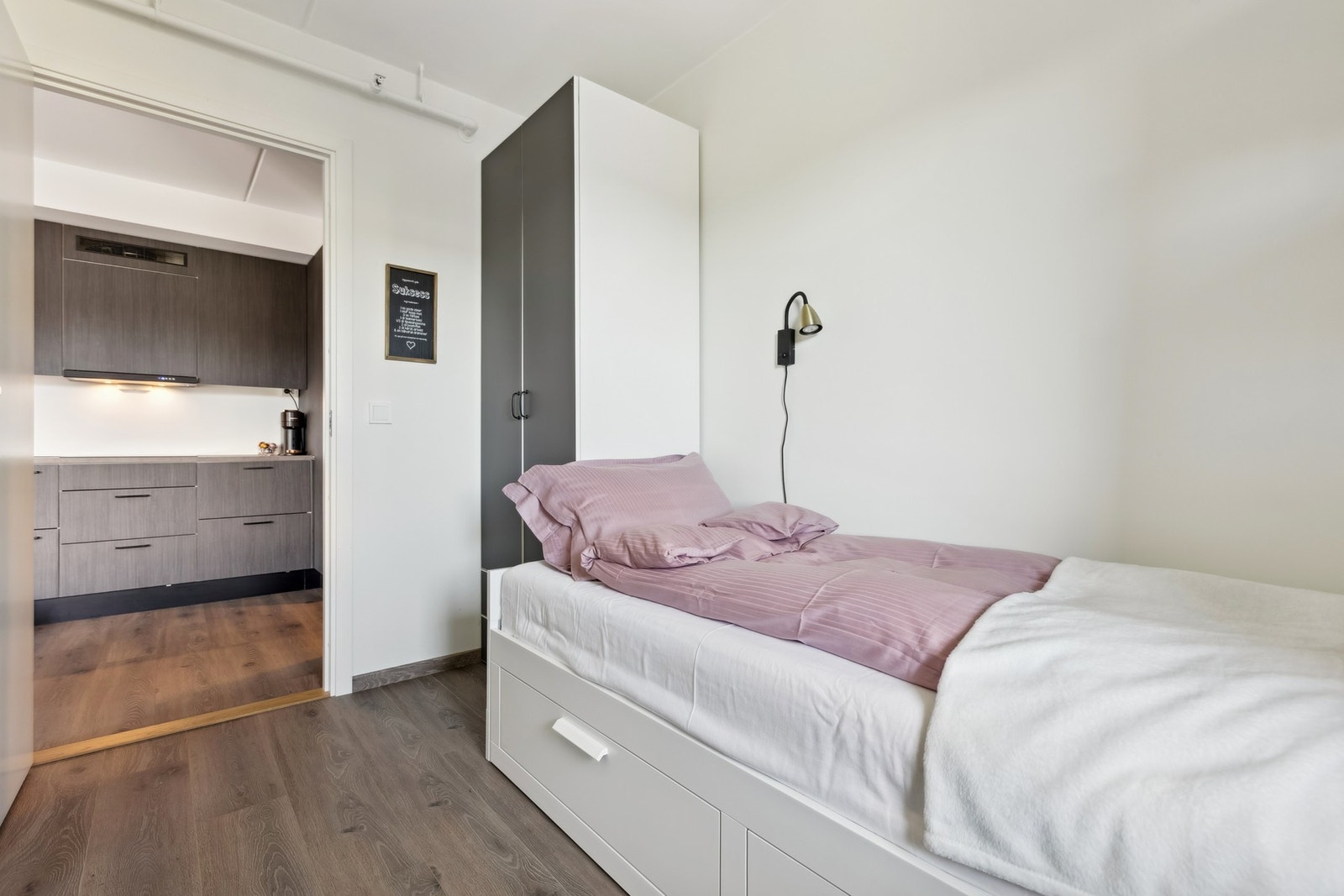 Soverom nr.2 er malt i lyse farger. Her kan du innrede med seng og garderobeskap. Galleribilde