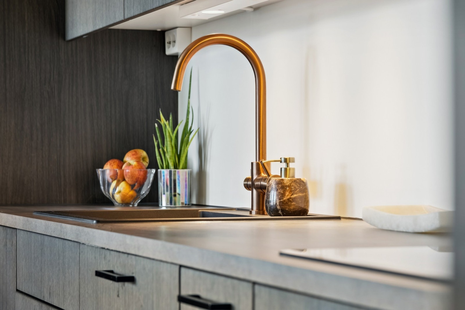 Benkeplaten, kjøkkenkum og kjøkkenkran er nytt i Desember 2024 (ifølge eier). Galleribilde