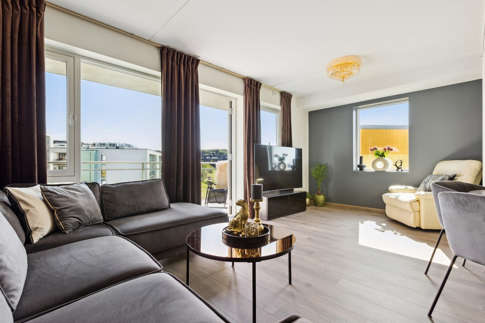 Stuen er lys og romslig med store vindusflater som slipper inn rikelig med naturlig lys. Galleribilde