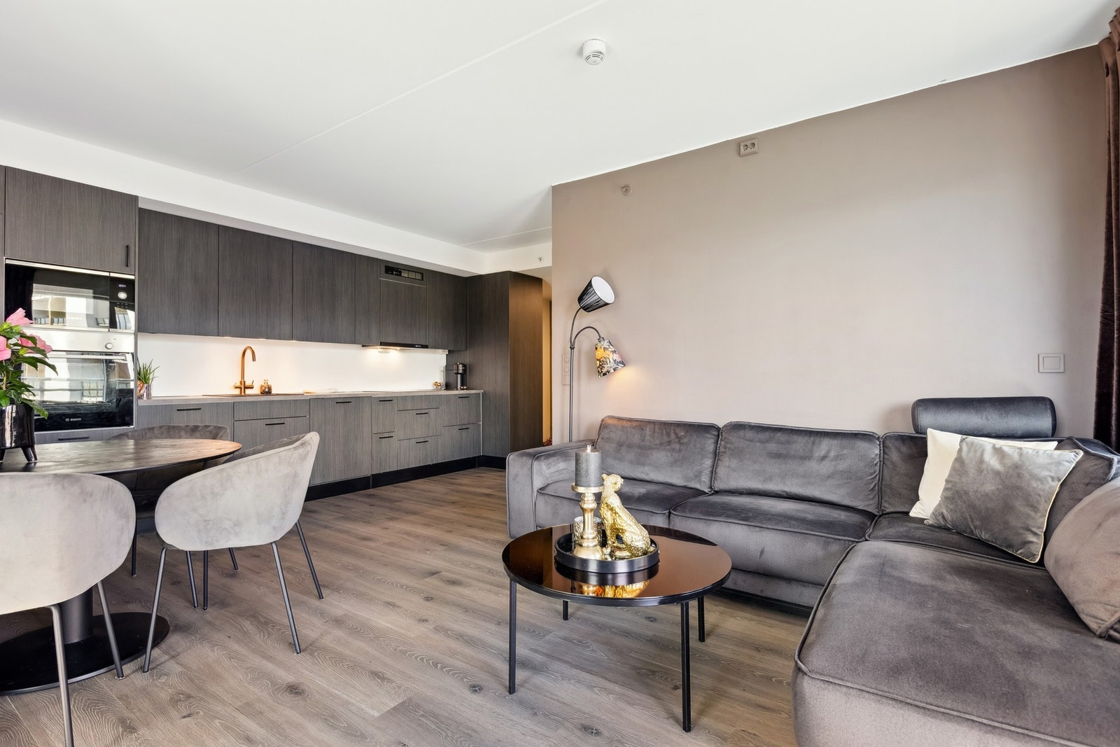 Leiligheten har en åpen stue/kjøkkenløsning som gir en mer sosial ramme. Galleribilde