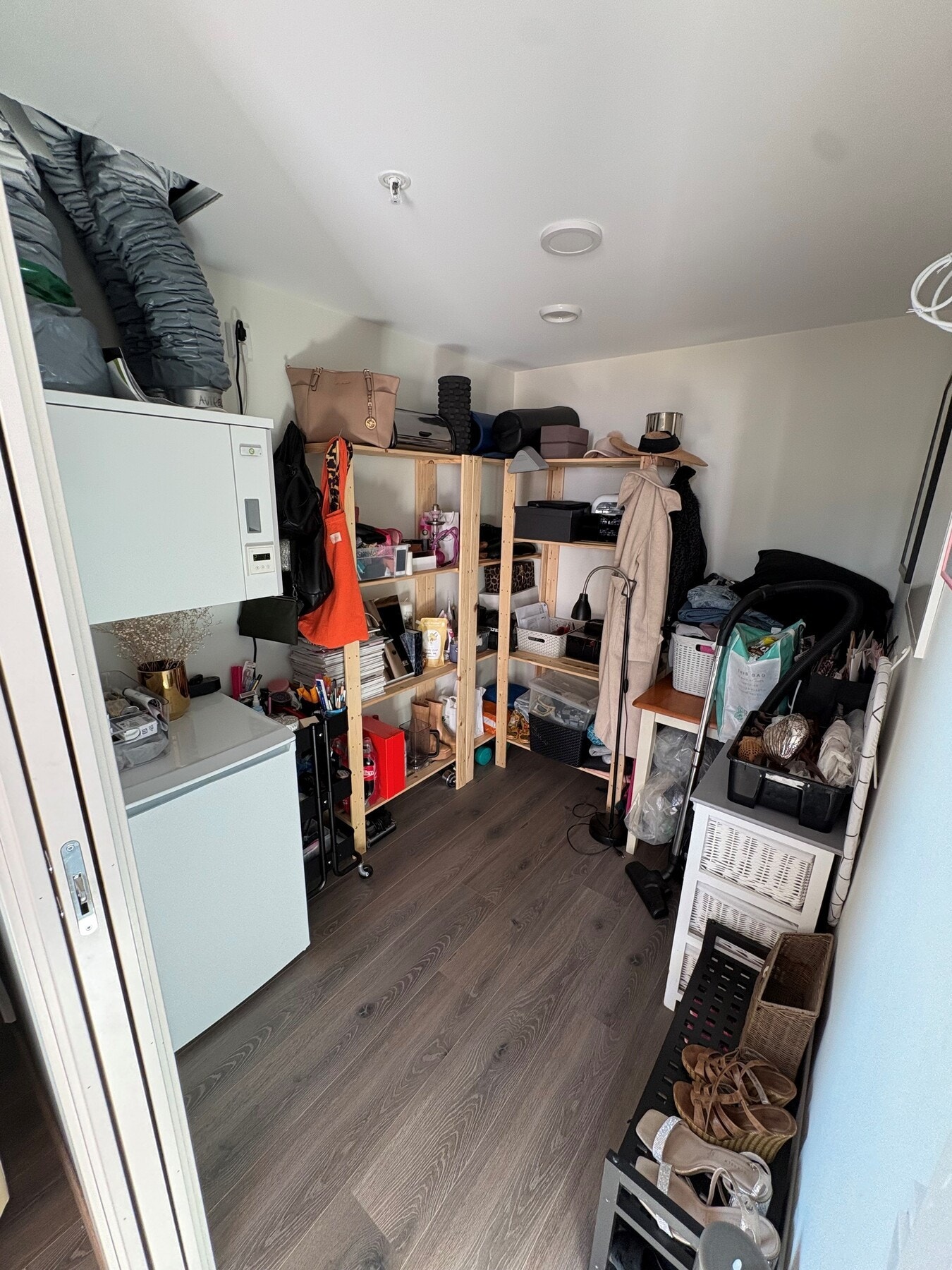 Romslig bod på 5 kvm som gir rikelig med plass til oppbevaring. Galleribilde