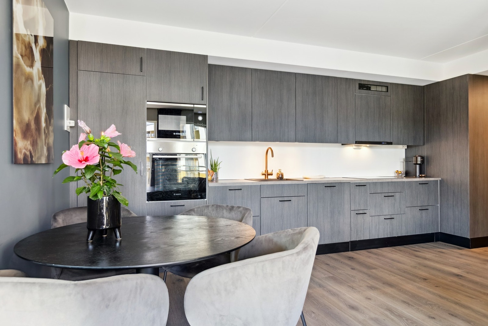 Kjøkkenet har en praktisk utforming som gir godt med arbeidsplass og oppbevaring. Galleribilde