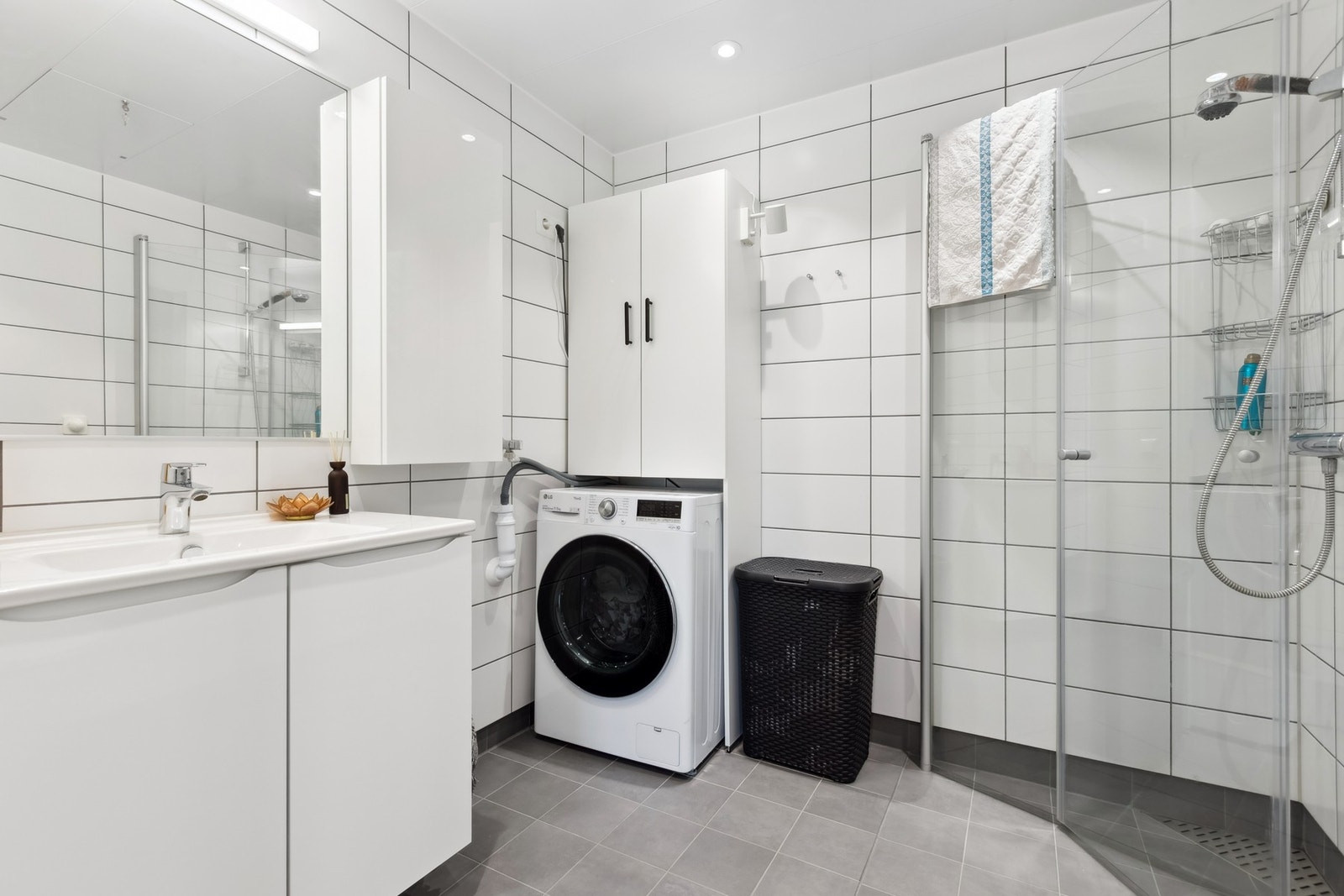 Lyst og romslig baderom fra 2022 med flislagt gulv med varme. Galleribilde