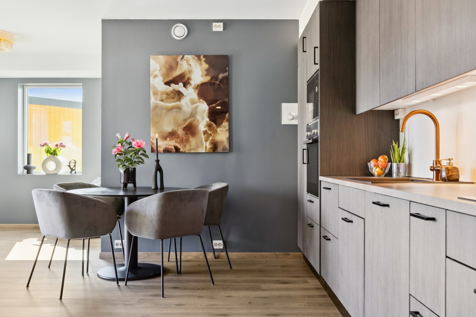 Det passer utmerket med et spisebord i overgang mellom stue og kjøkkenet. Galleribilde