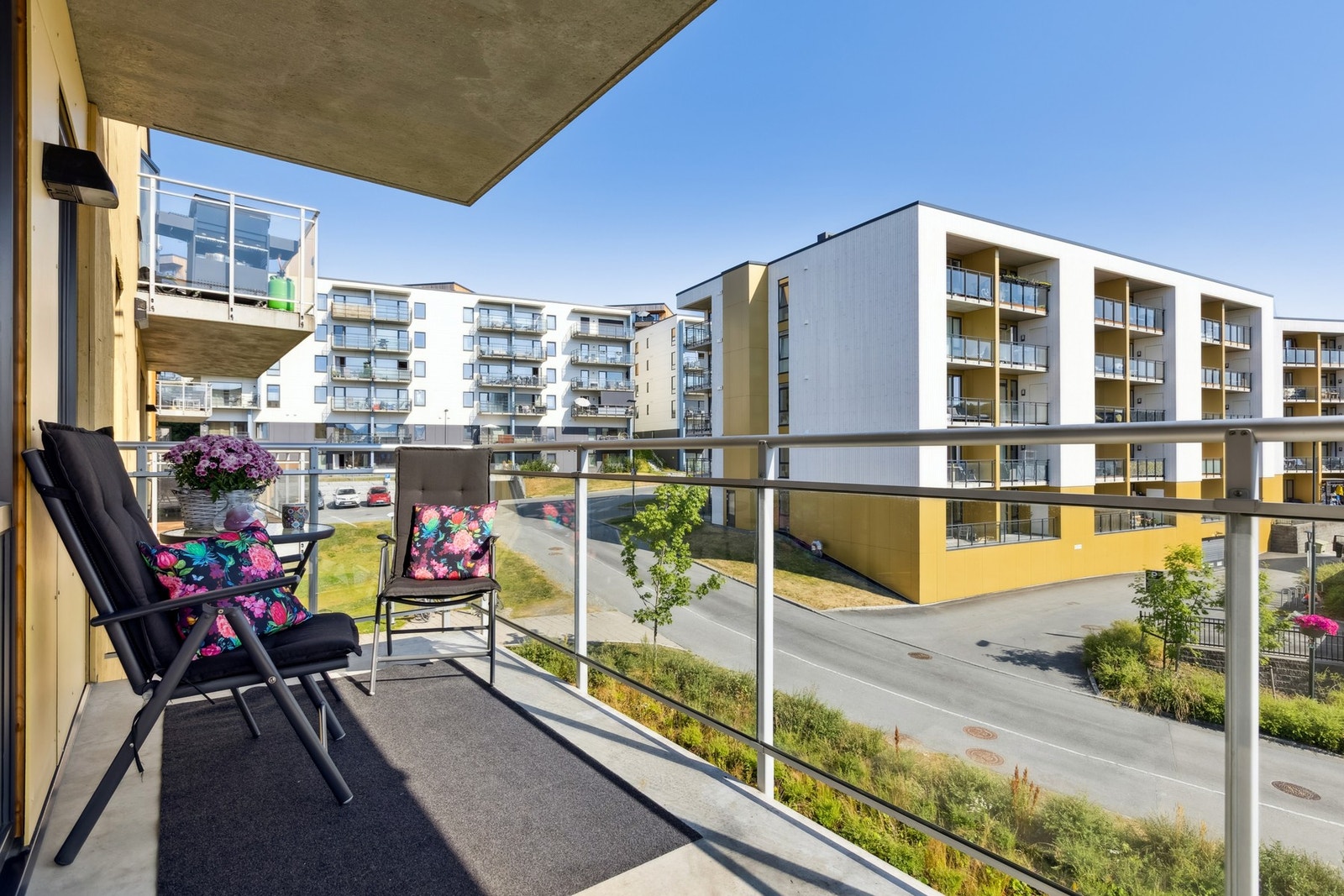 Leiligheten har en romslig balkong. Her kan du nyte morgenkaffen i rolige omgivelser. Galleribilde