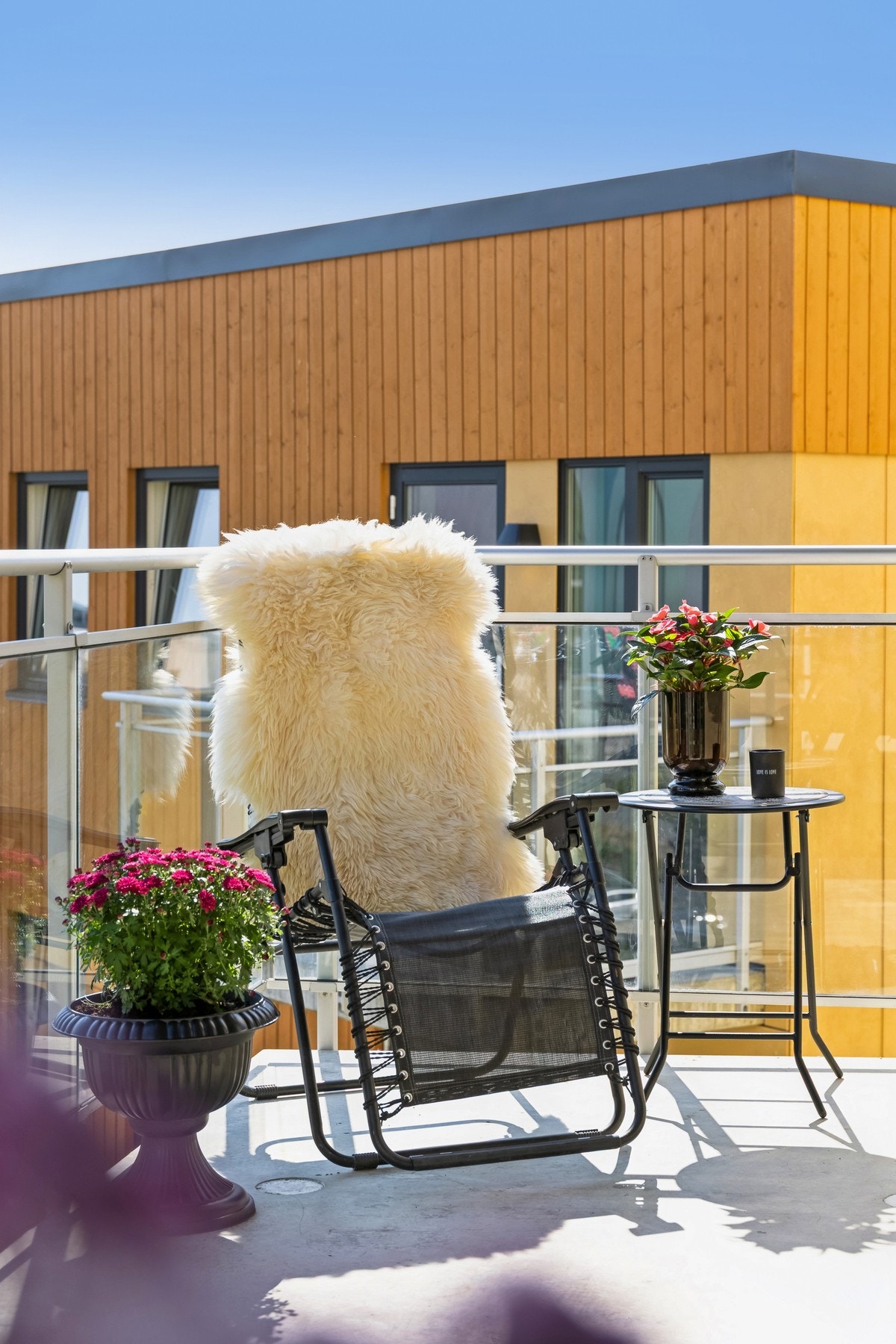 Balkongen måler 11 kvm, noe som gir god plass til utemøblement. Formiddagssol til ca. 13:00. Galleribilde