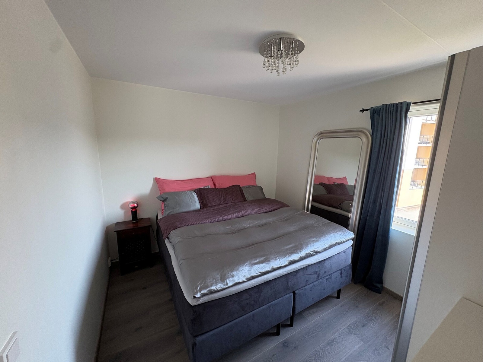 Soverommet er malt i lyse farger. Det store vinduet gir rikelig med naturlig lysinnslipp. Galleribilde