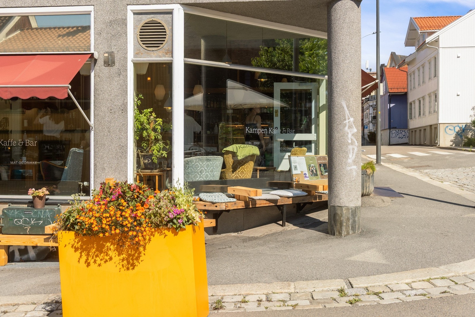 Selger opplever nærområdet som trygt, hele døgnet. Galleribilde