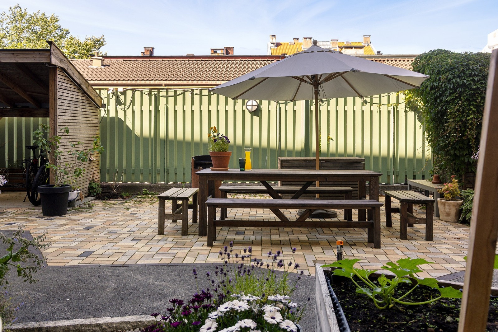Bakgården har grill til felles glede. Galleribilde