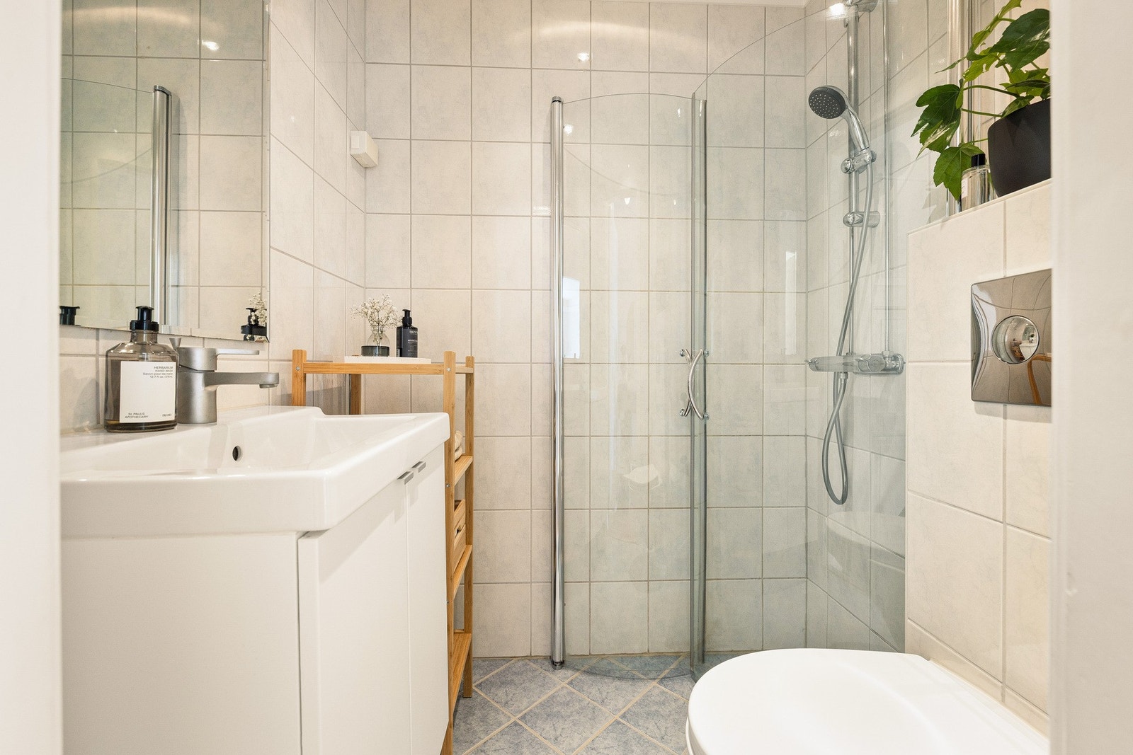 Badet ble rehabilitert i 2005, i borettslagets regi. Her er plass og opplegg til vaskemaskin. Galleribilde