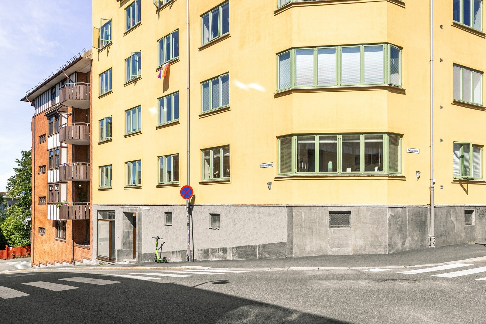 Gården er oppført i funkisstil, og er tegnet av arkitekt B. Hjortnæs i 1931. Galleribilde