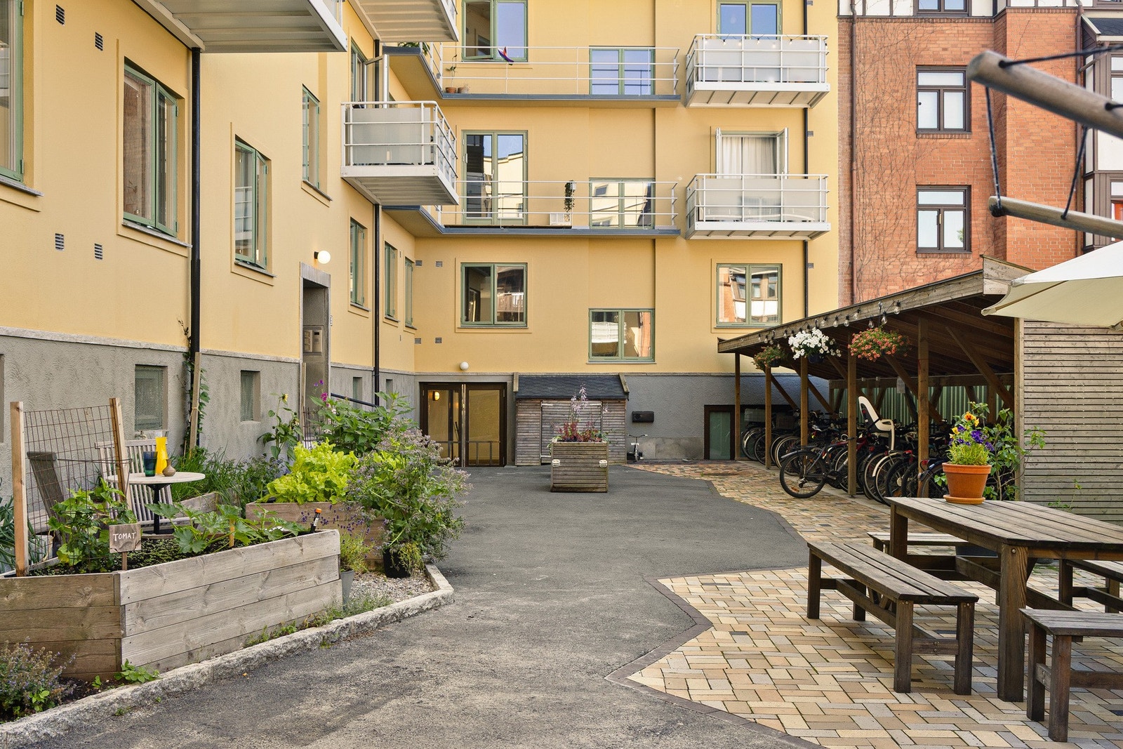 Bakgården er frodig beplantet, med felles plantekasser der beboere kan dyrke gulrøtter, rødbeter, sukkererter, urter og andre matplanter. Galleribilde