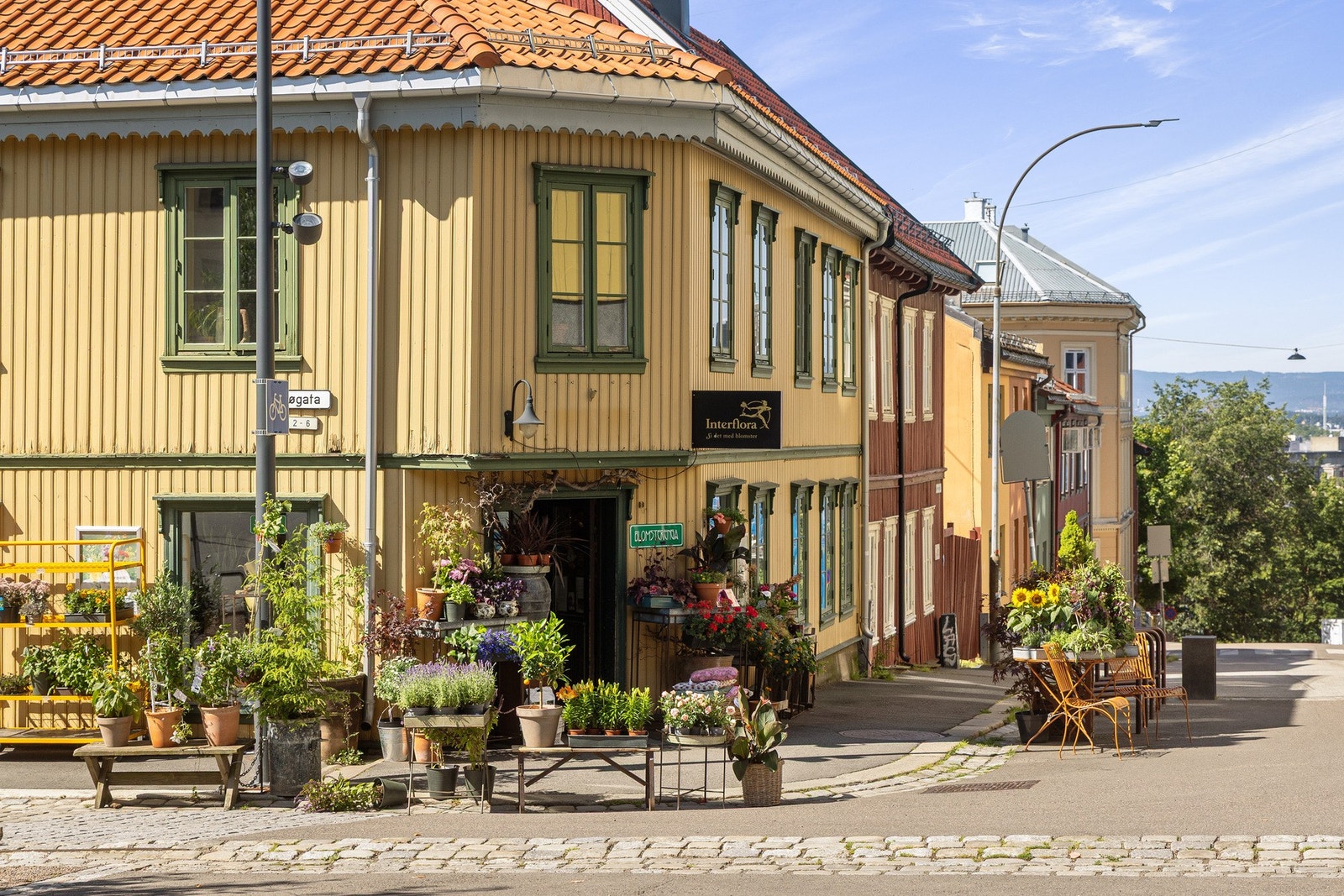Det er butikker og serveringssteder i nærområdet. Galleribilde