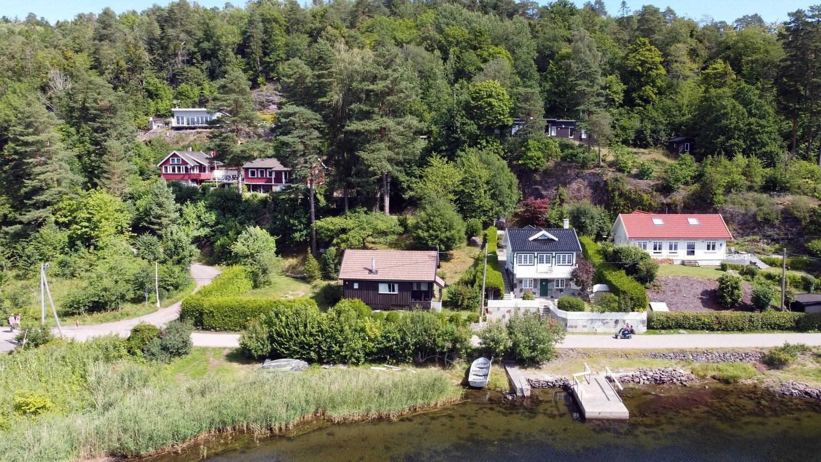 Her ser vi hyttene til venstre i bildet Galleribilde