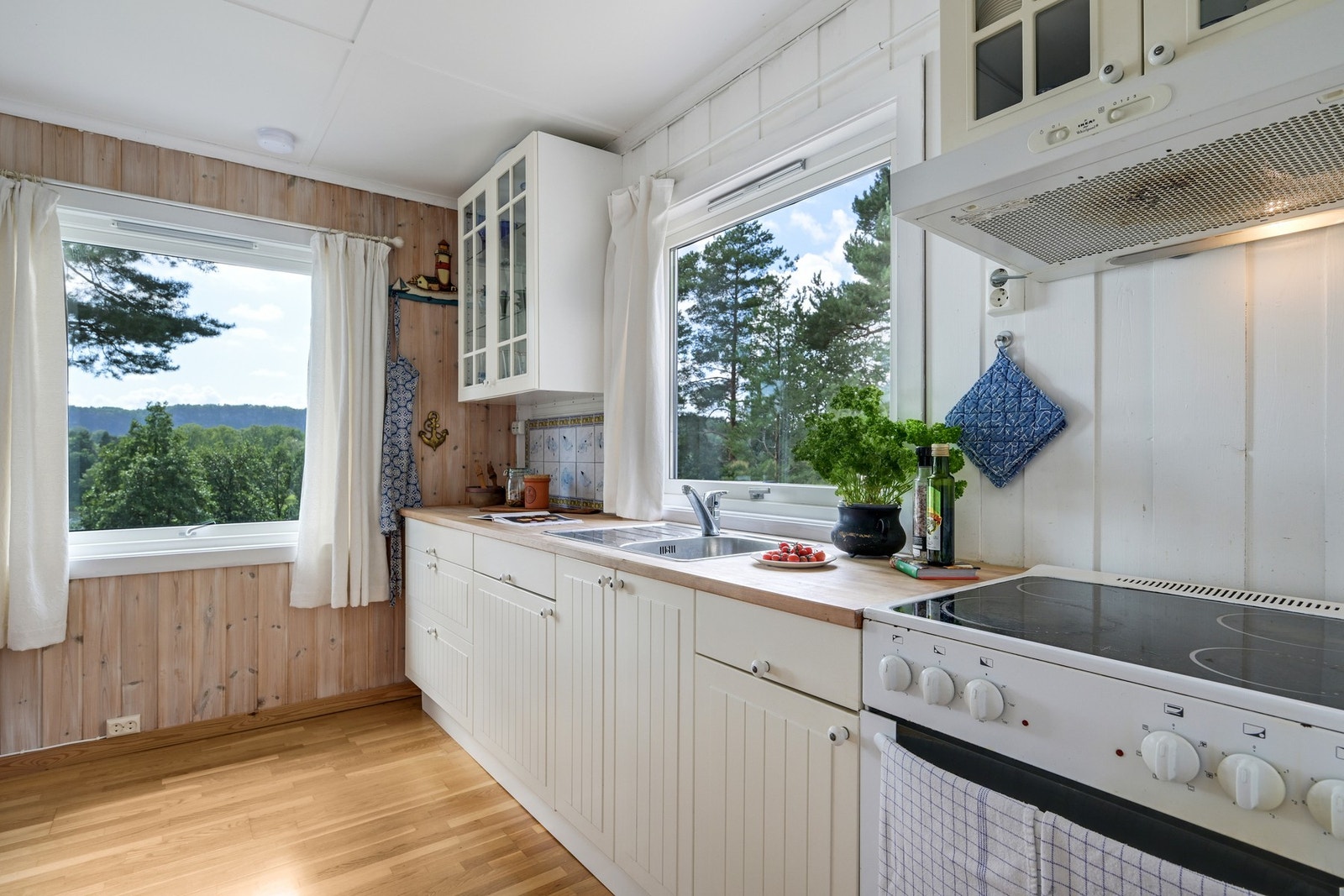 Det er Ikea kjøkken i begge hyttene - dette er i den største hytta Galleribilde