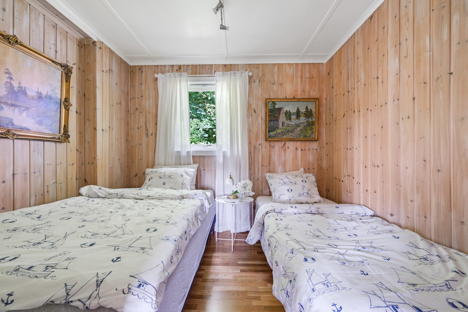 Det er tre soverom i den store hytta - soverom I Galleribilde