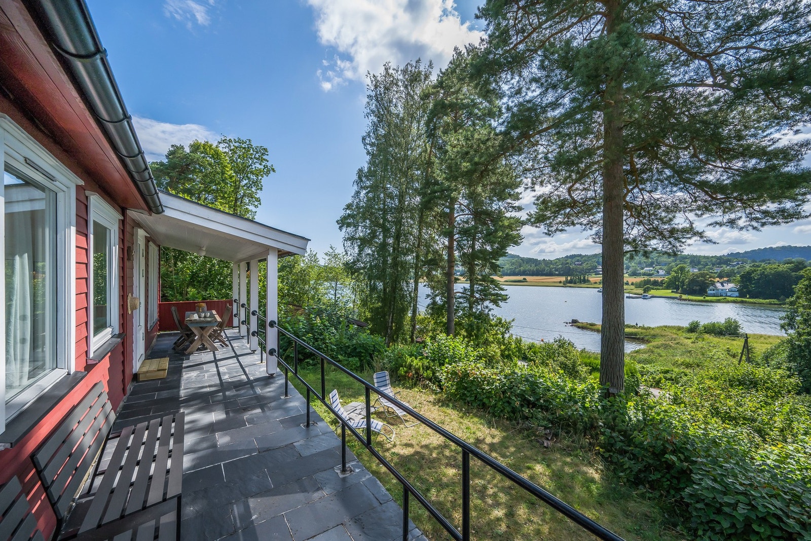 På langsiden er det en stor terrasse Galleribilde