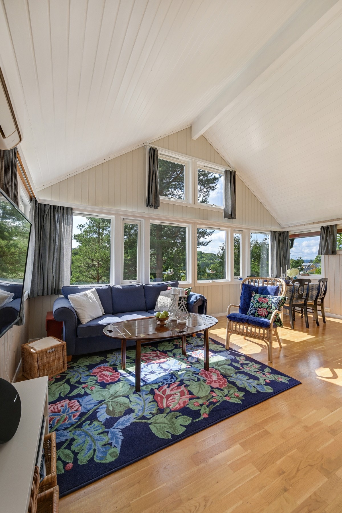 Åpen himling skaper en god og sjelden romfølelse Galleribilde