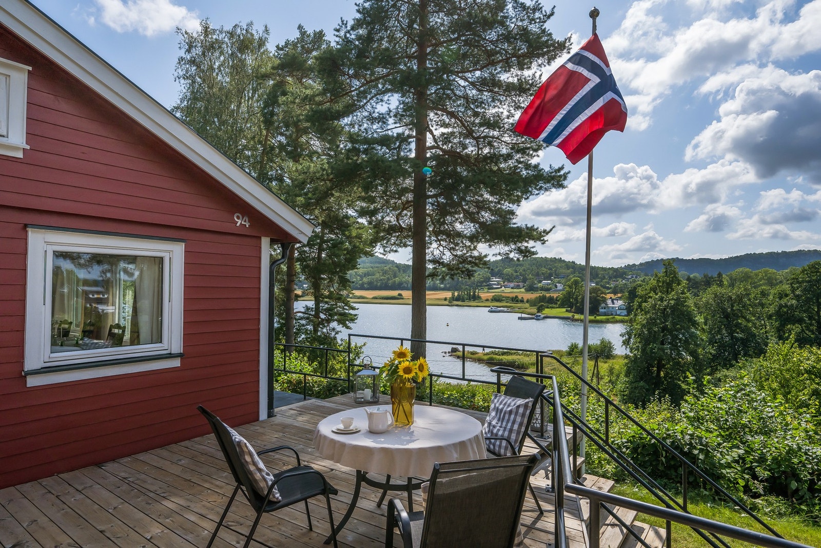 Terrasseutsikt en julidag i 2025 Galleribilde