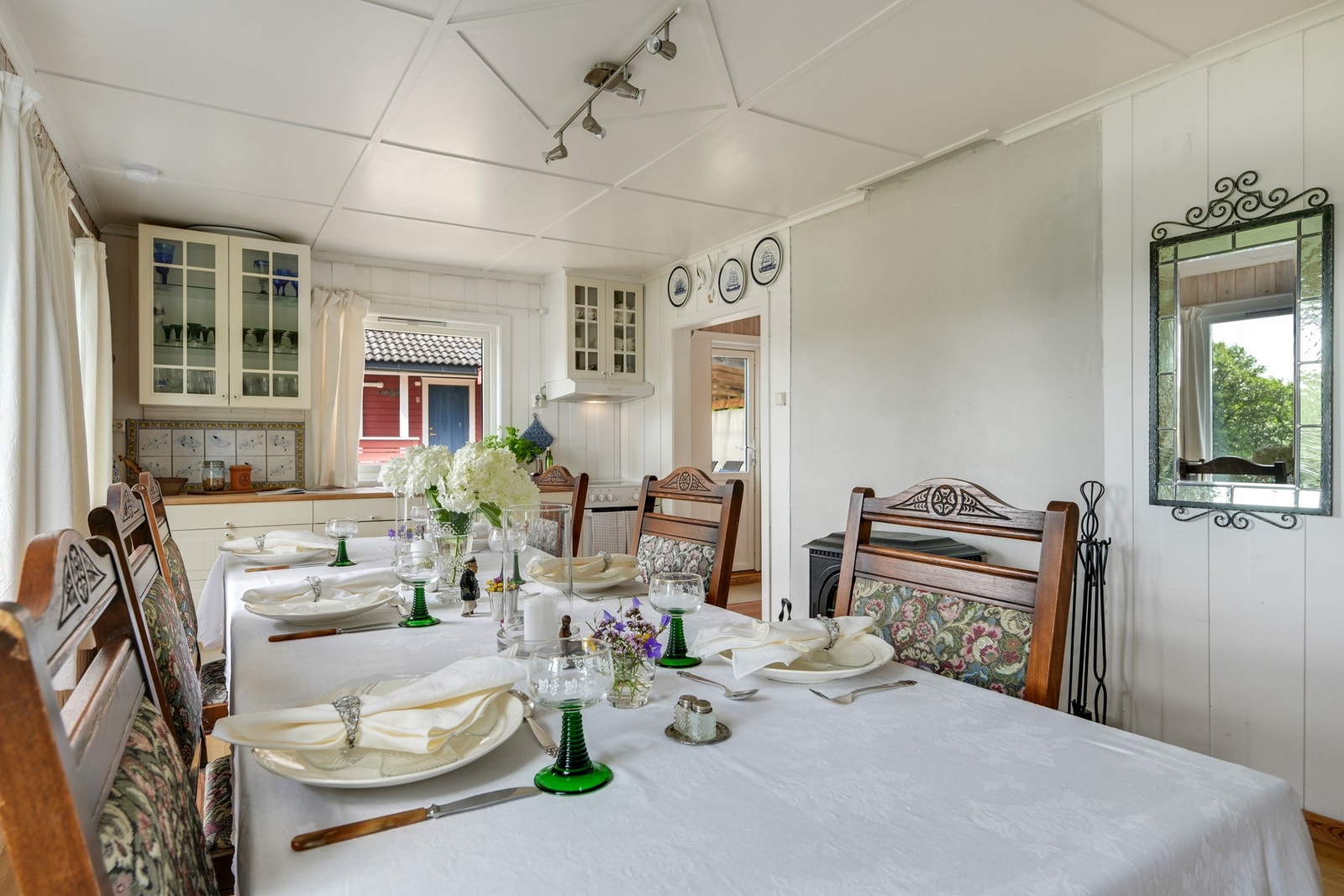 Det er plass for langbord både ute og inne Galleribilde