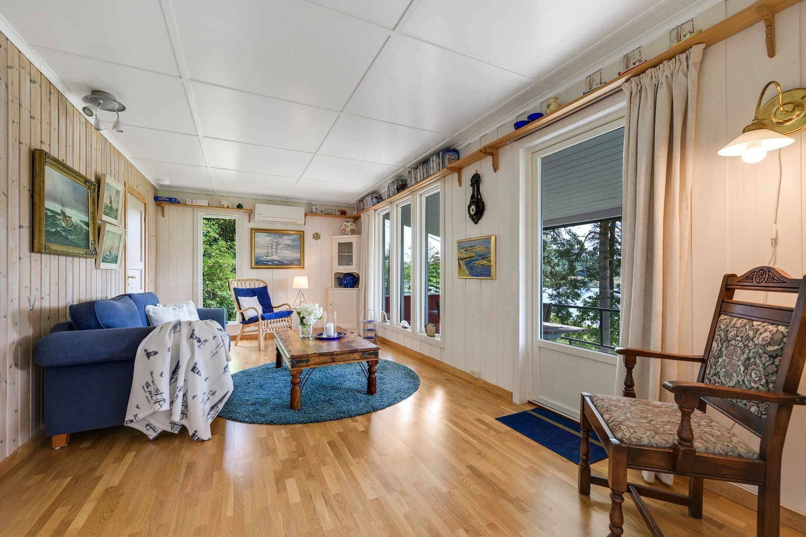 Lys og trivelig stue med eikeparkett og store vindusflater Galleribilde