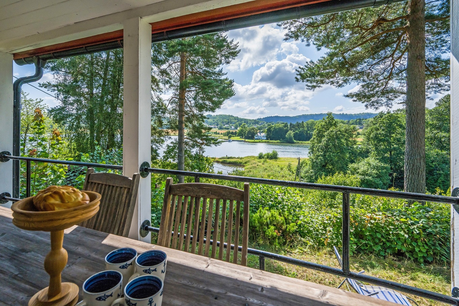 Fra stua er det utgang til den overbygde terrassen Galleribilde