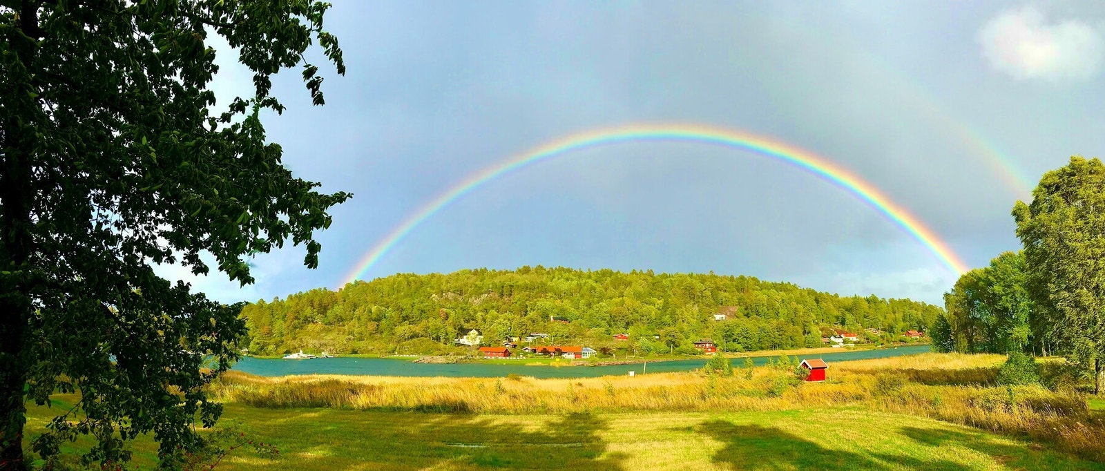 Her ser vi litt av idyllen Løvøya med en vakker sommerregnbue Galleribilde