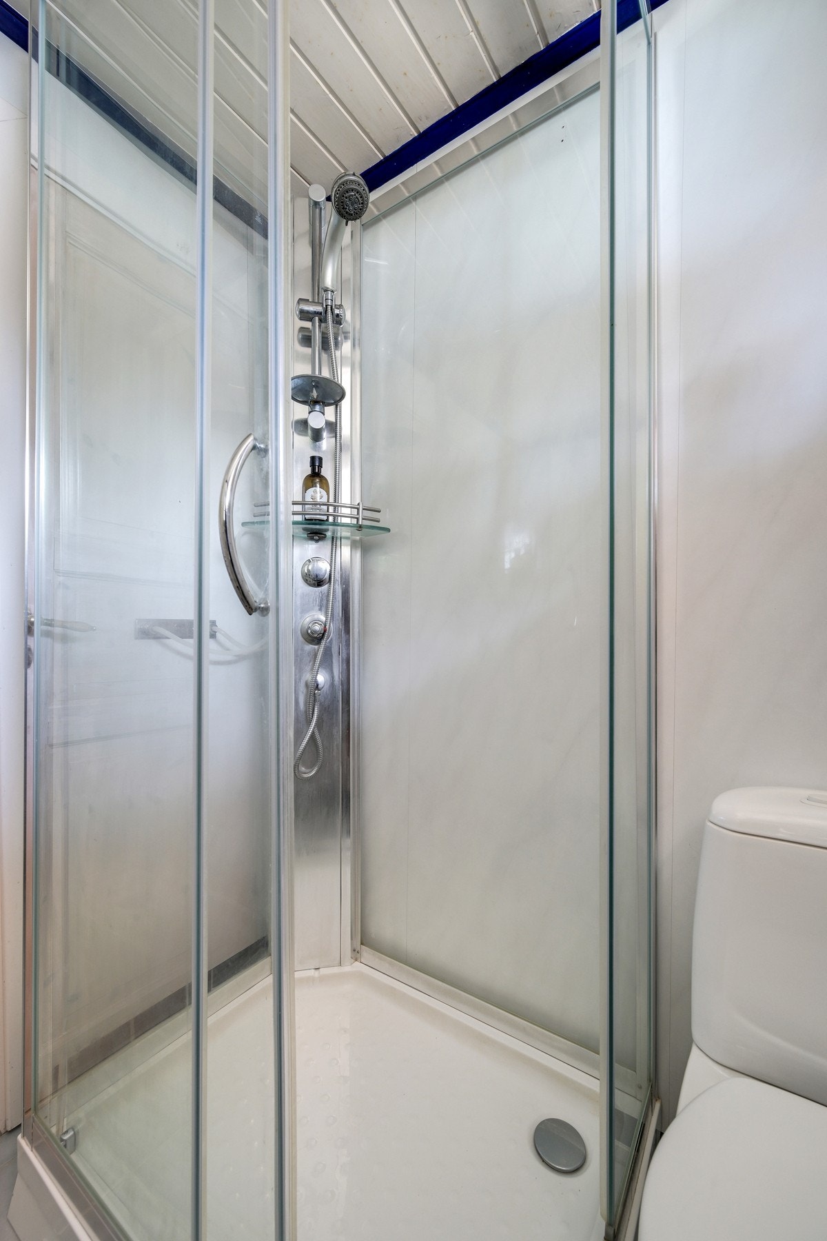 Kjekt med en dusj etter morgenbadet i fjorden Galleribilde