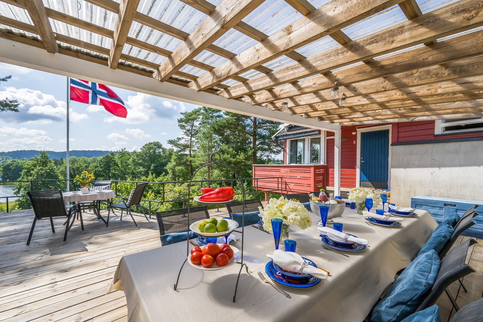 Her er det bare å invitere gjester og det er plass til mange... Galleribilde