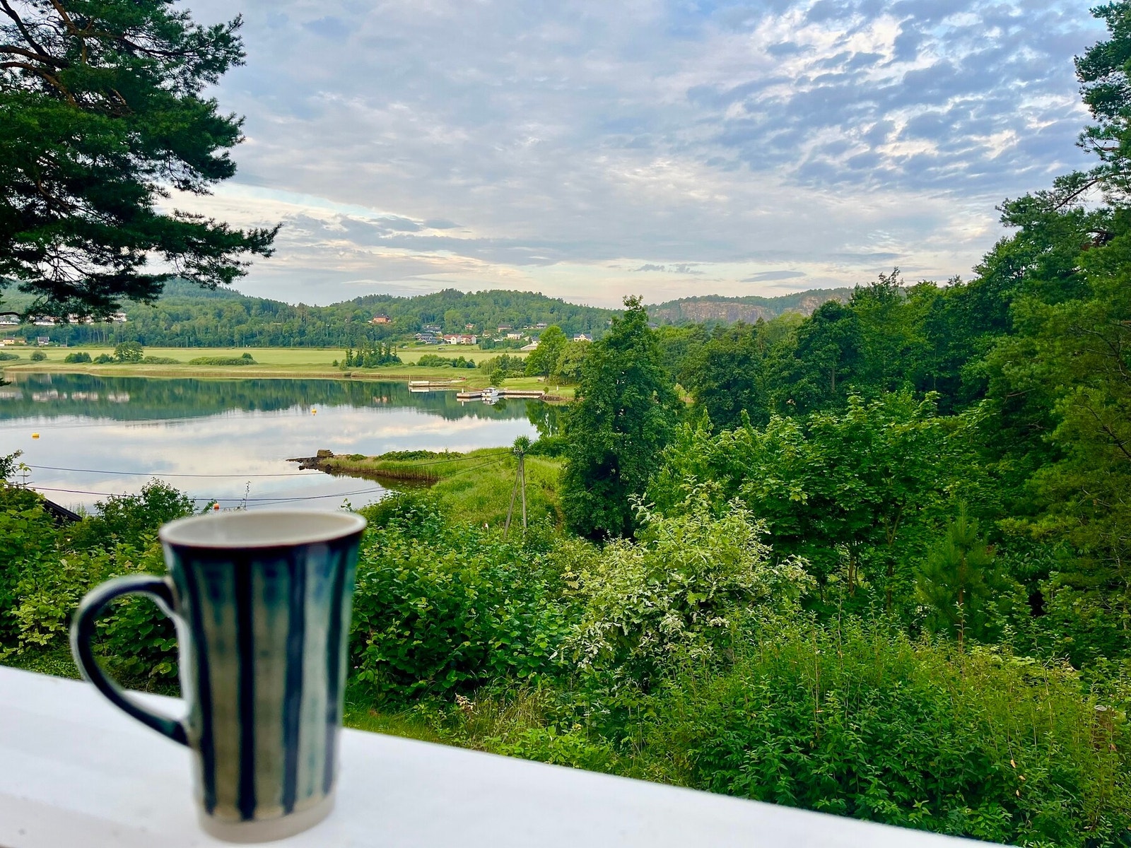 Dagens første kaffekopp etter morgenbadet Galleribilde