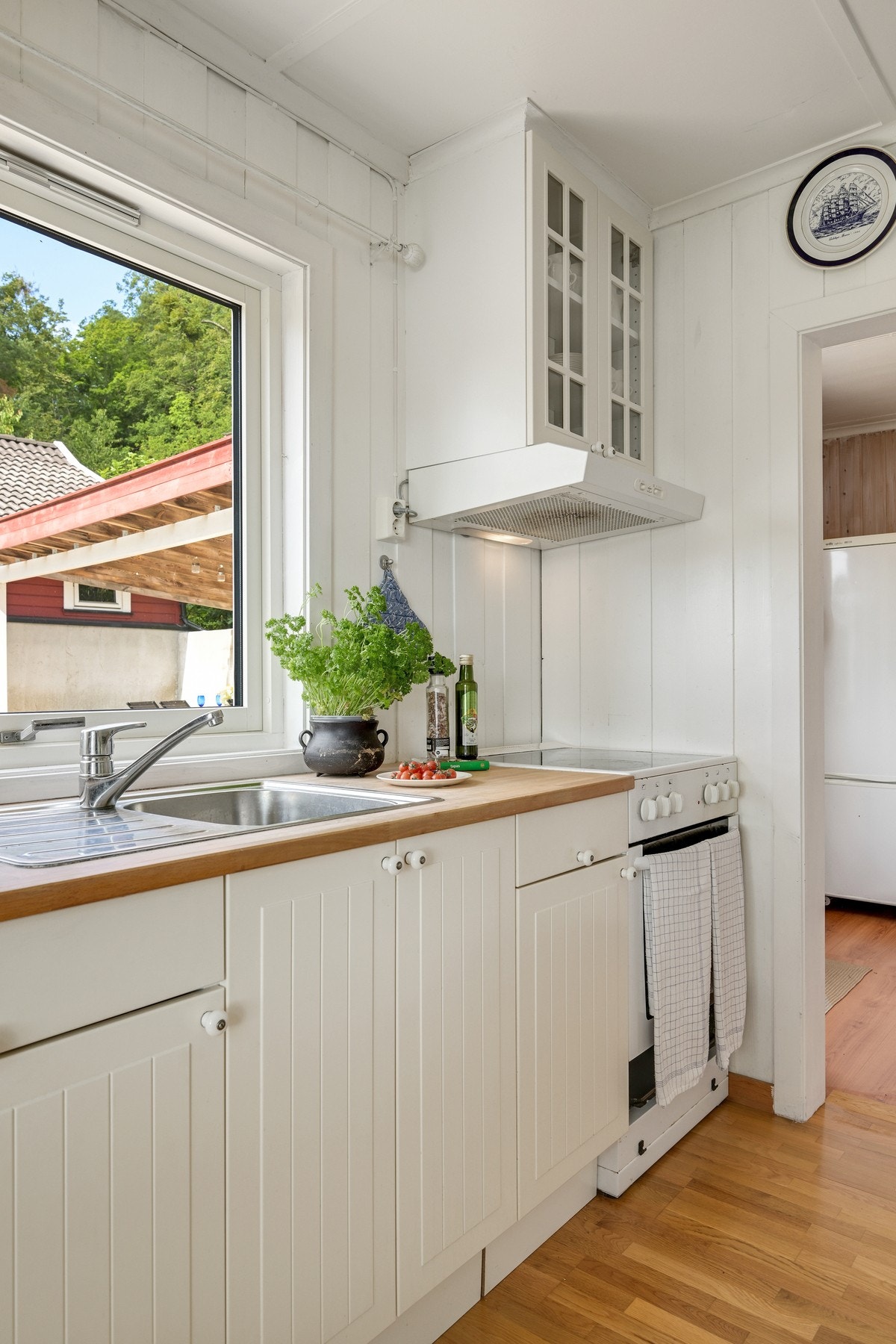 Komfyr og kjøleskap medfølger på begge kjøkken Galleribilde