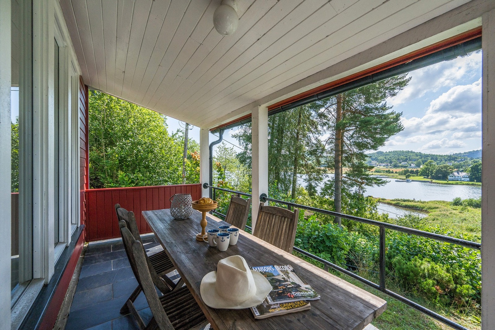 Deler av terrassen er overbygget og det er jo kjekt i vekslende norsk sommervær.... Galleribilde