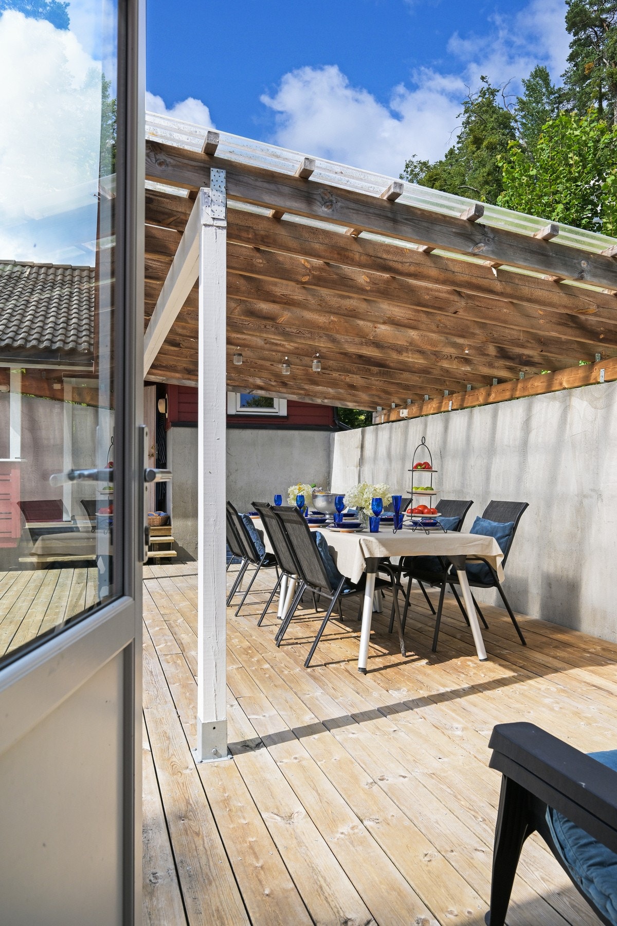 Terrassen knytter de to hyttene fint sammen til et felles samlingspunkt og kort vei til inngangsdøren Galleribilde