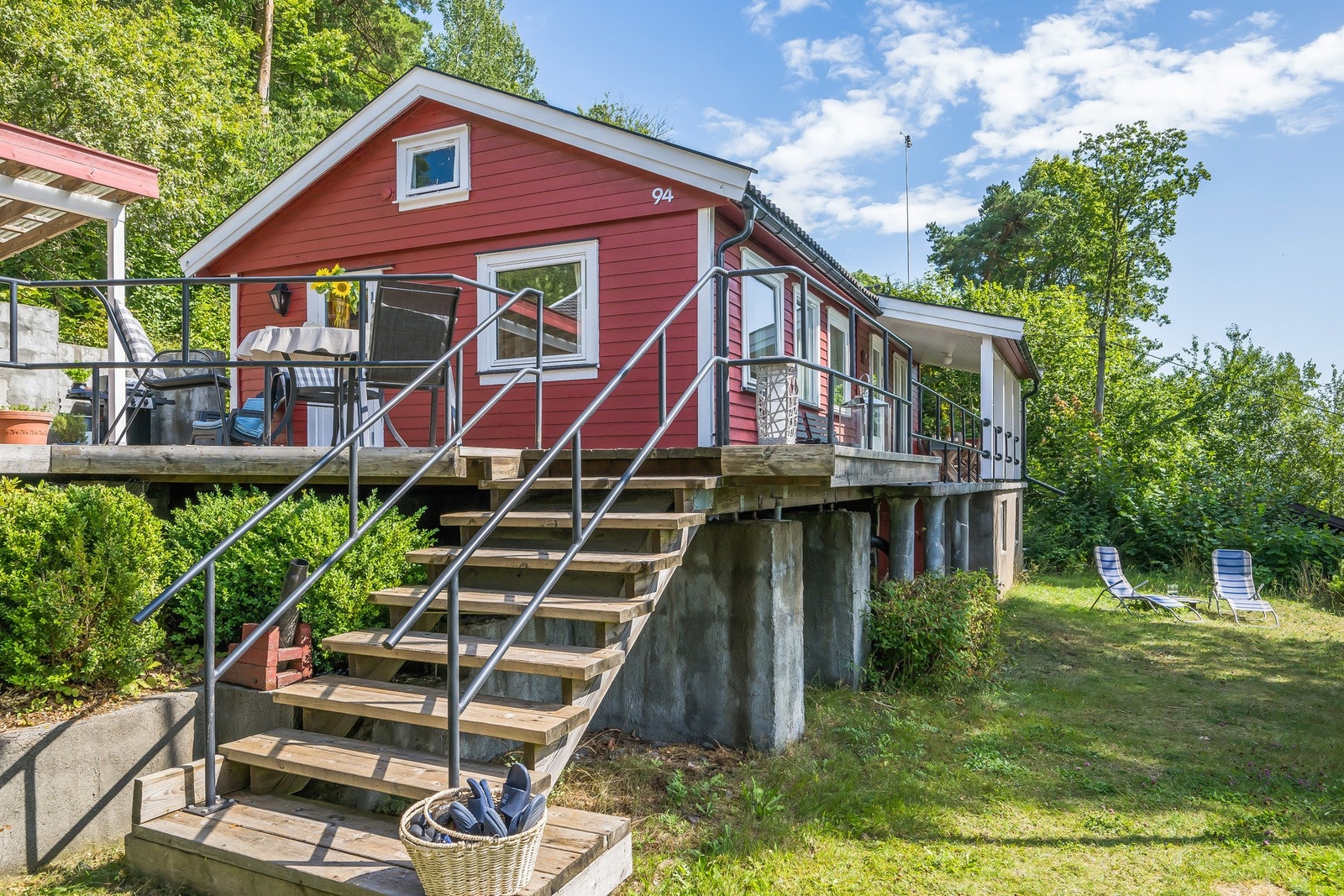 God plass for parkering av flere biler på egen tomt - vi fortsetter opp trappen Galleribilde