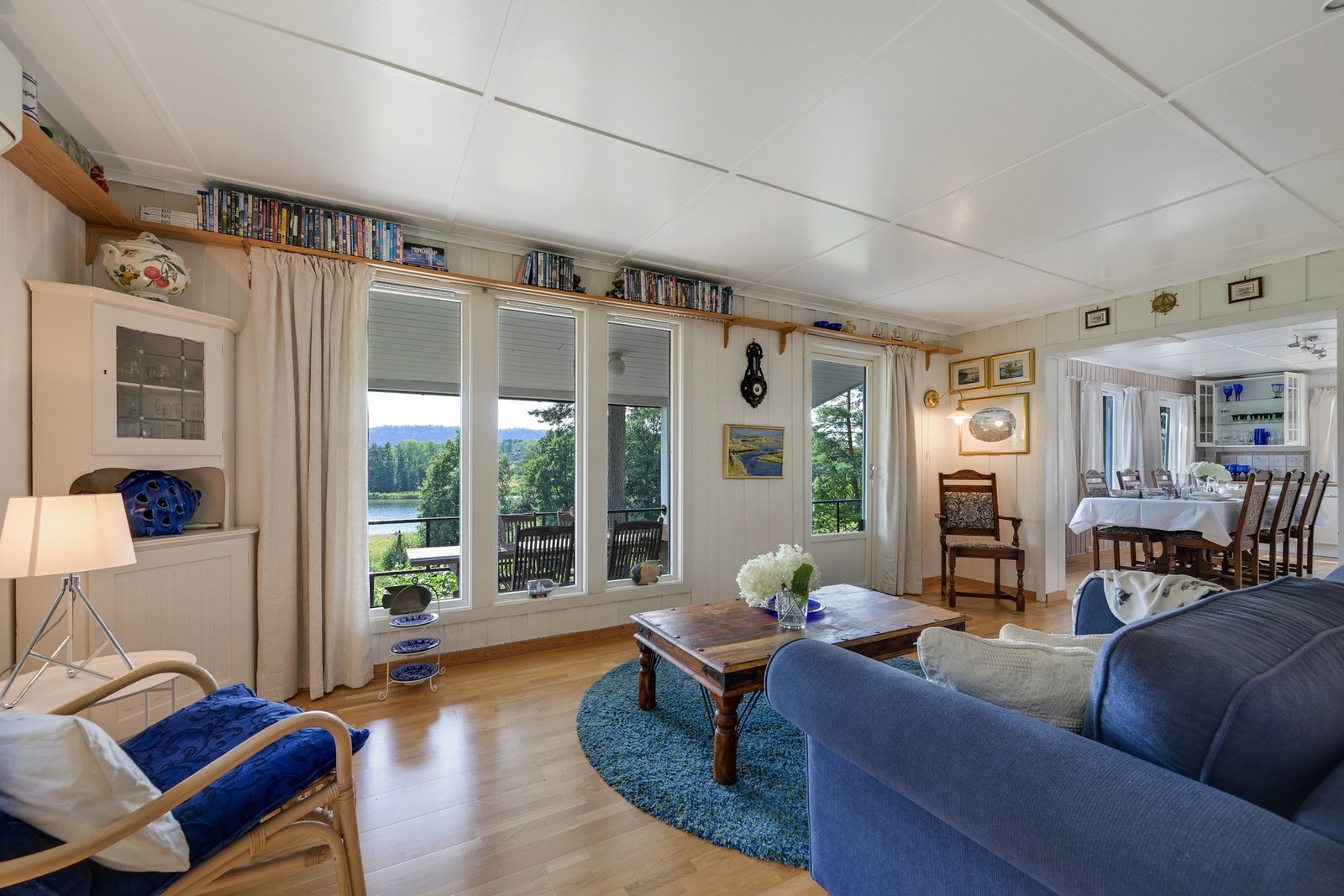 Her ser vi fra stua og mot kjøkkenet Galleribilde