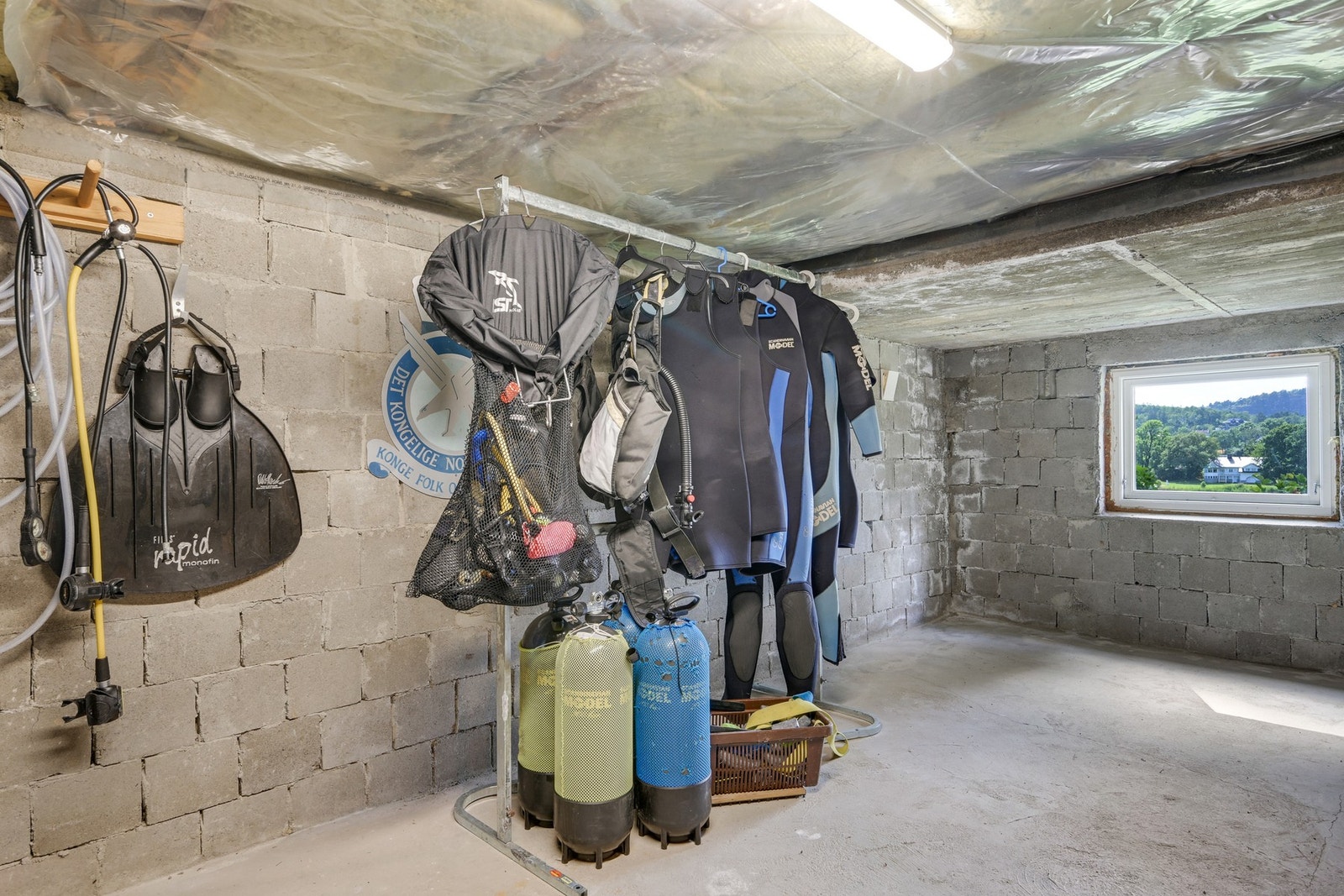 I kjelleren er det masse lagringsplass - her er det meste klart for krabbefangst Galleribilde
