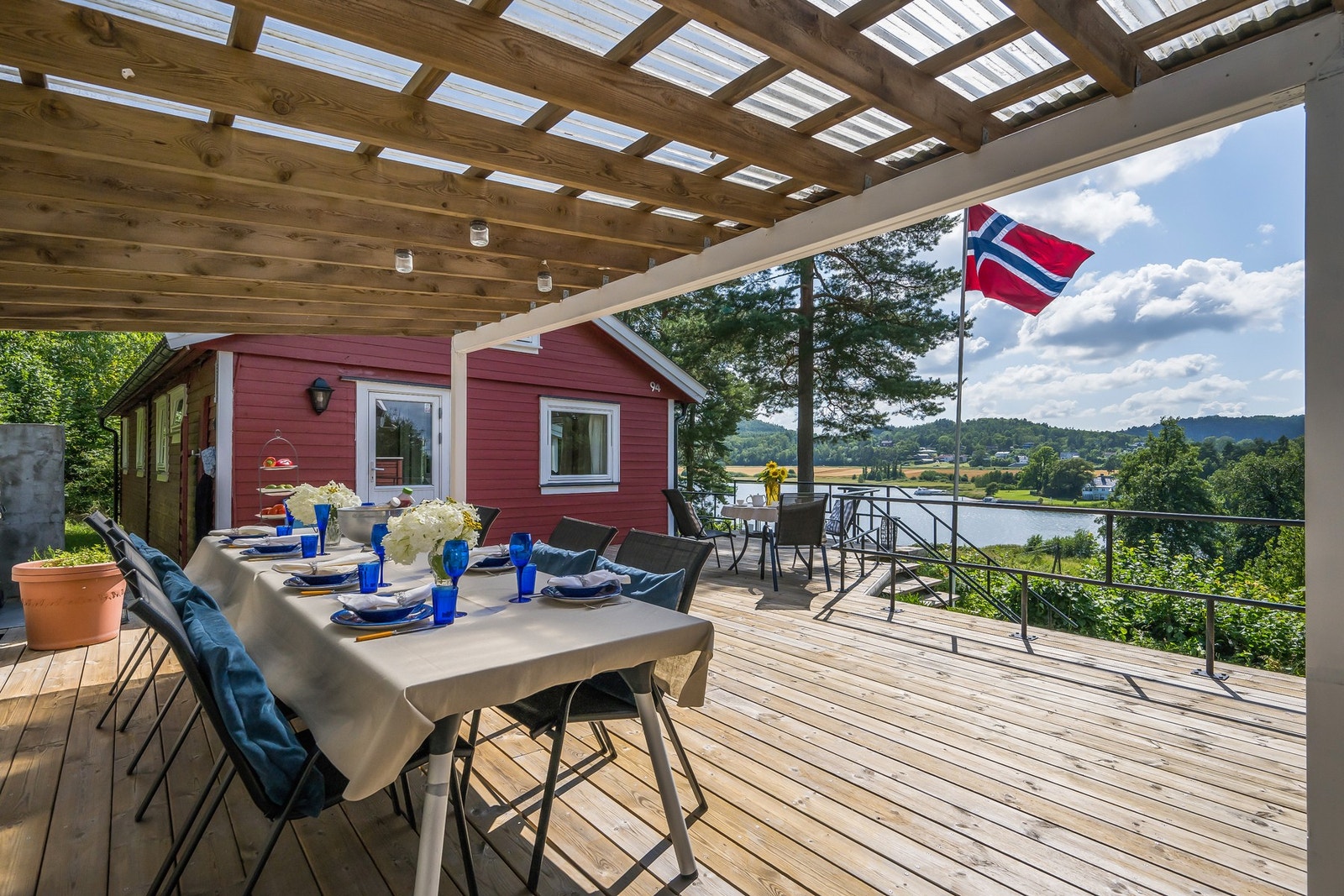 På den store terrassen er det plass for både langbord og småbord og solstoler Galleribilde