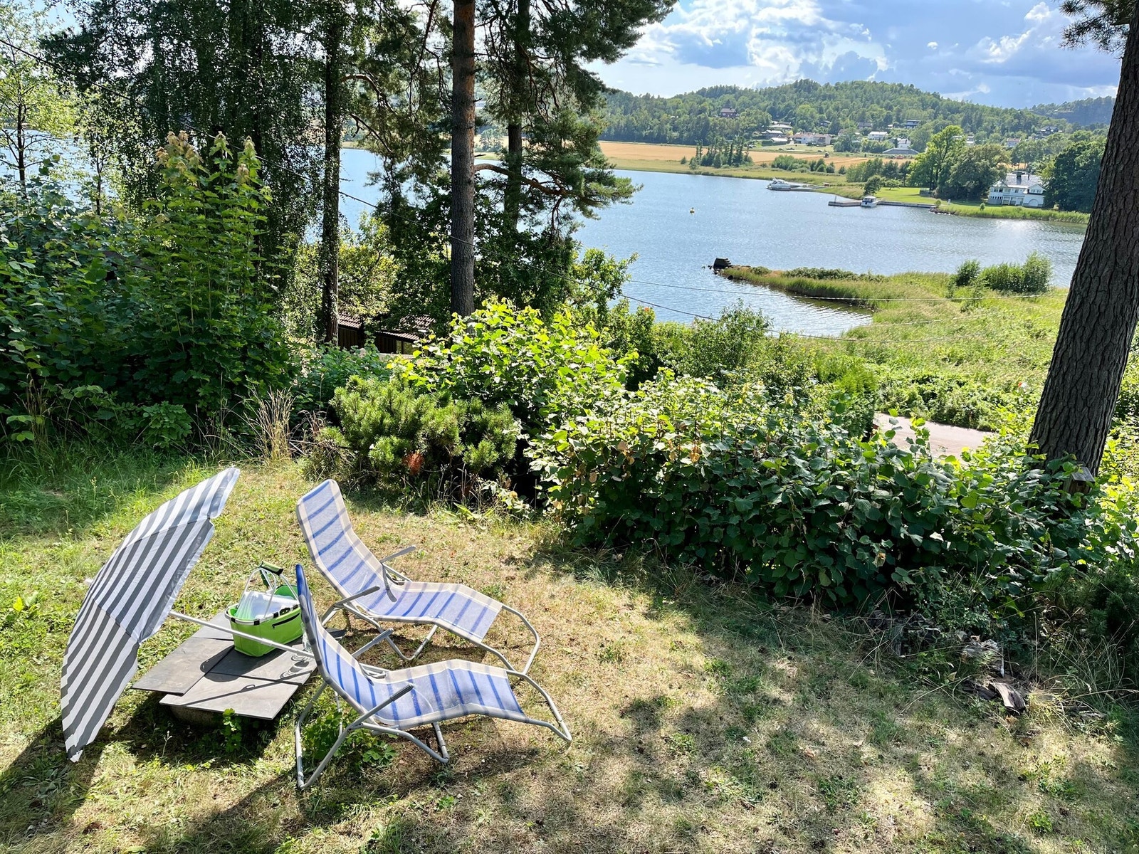 På den store selveiertomten på 1,3 mål er det plass for både avslapning og lek Galleribilde